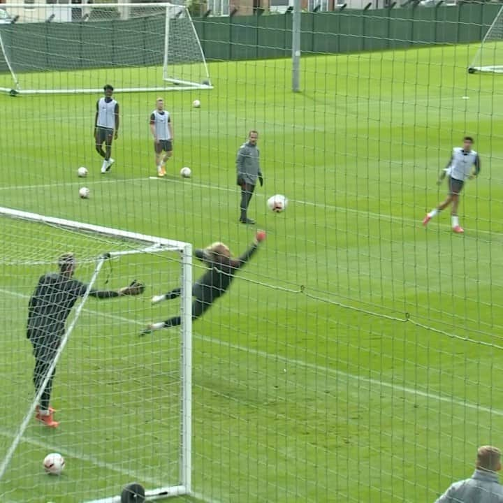 ロリス・カリウスのインスタグラム：「Keep on working 🤙🏻😁🧤」