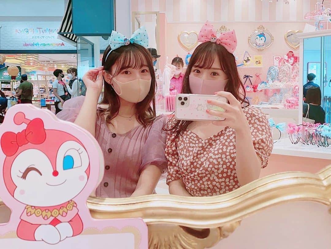 梨沙のインスタグラム：「念願のアンパンマンミュージアムwithみーちゃん🎶🍞♡ . #横浜アンパンマンミュージアム #アンパンマン #アンパンマンミュージアム #横浜イングリッシュガーデン #イングリッシュガーデン #ピンクコーデ #ワンピース #GRL #女子大生 #おしゃれさんと繋がりたい #横浜グルメ」