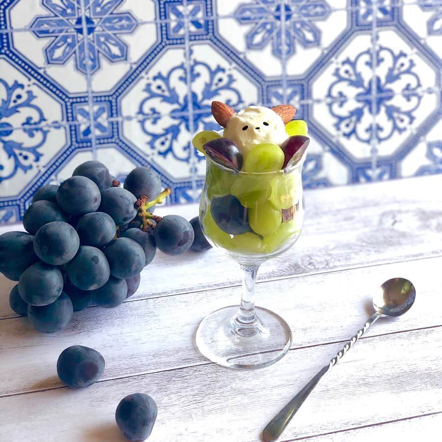 のインスタグラム：「#今日の手作りおやつ 🍨﻿ ﻿ ﻿ ピオーネをたくさんいただいたので﻿ ぶどうパフェ🍇﻿ ﻿ ぶどう詰め込んだカップに﻿ バニラアイス乗せただけやけど🤣﻿ ﻿ ﻿ 今日は朝からMC仕事で﻿ 気合入れてたからか﻿ 糖分欲しい欲がすごくて﻿ ﻿ ﻿ ぶどうとバニラという﻿ ガッツリ甘いコンビで糖分摂取🍨✨﻿ ﻿ ﻿ ご褒美も大事😋💓﻿ ﻿ ﻿ #ぶどう #ピオーネ﻿ #パフェ　#おうちカフェ﻿ #手作りおやつ　#今日のおやつ﻿ #デコスイーツ　#簡単レシピ﻿ #バニラアイス　#アイス」
