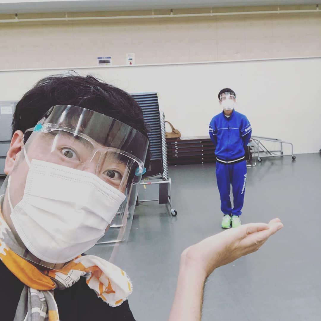 のインスタグラム：「#時子さんのトキ 🕰 通し稽古の日々。 んもう、時子さーーーーーんっっ！！！！ って感じです。 #矢部太郎 さんとソーシャルディスタンス撮り。 手乗り矢部さん。」