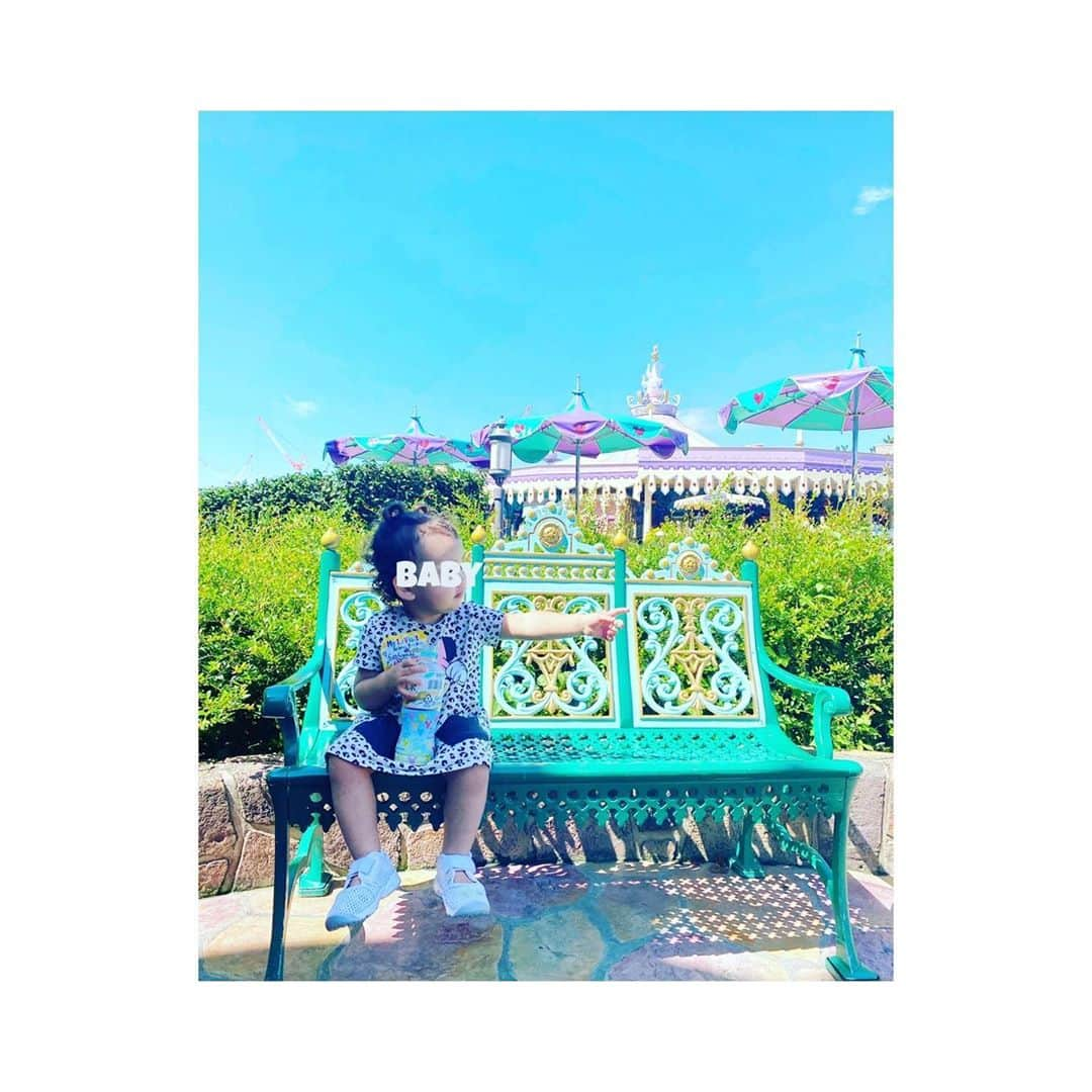 美保なな実のインスタグラム：「. 🐭🏰🍿🎠  先日の〜❤️🤍💙  楽しすぎた！！！  たぶん母がずば抜けて楽しんだ😂  また行きたいよ〜！ 今すぐにでも行きたい！！！  そして、次はもっとキュン💜や写真撮りたいな✨  #家族3人の写真貴重だよ #disney #ディズニーランド#初めてのディズニー#familly #娘のキロク」