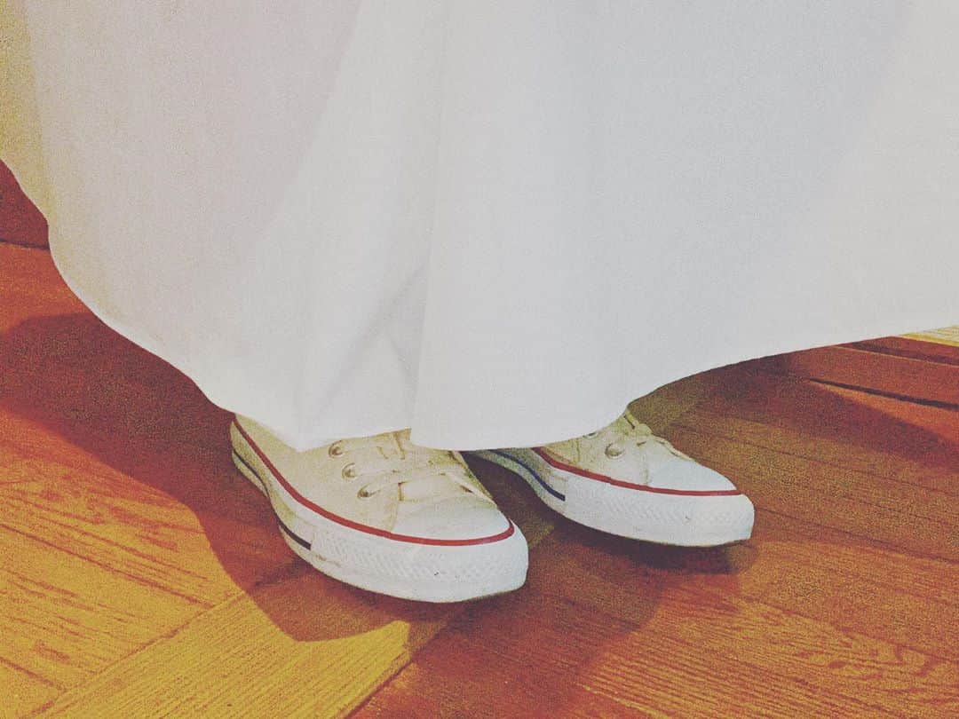 桑名利瑠のインスタグラム：「. . . converseだいすき人間 . . . #fashion #code #followforfollowback #selfie #selca #followｍe #instafashion #l4l #instagood #instapic #instalike #japan #スニーカー女子 #スニーカー #converse #クリームべージュ #photooftheday #photo #outfit #outfitoftheday #오샤레 #운동화 #아이돌 #도쿄 #お洒落 #ファッション #style #me」