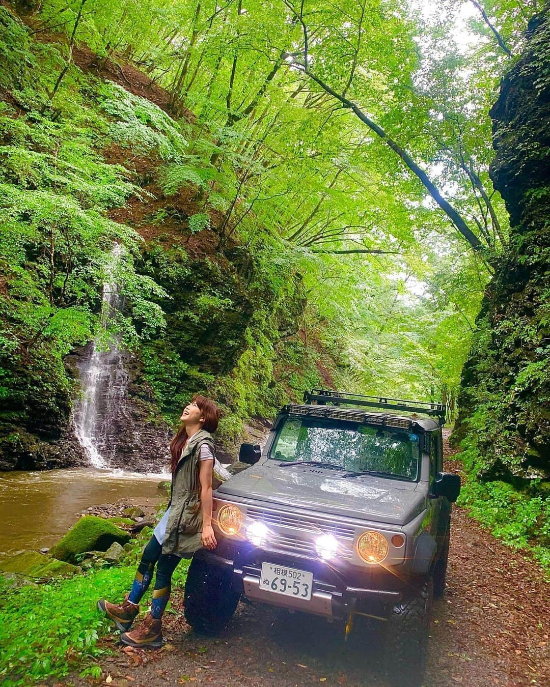 木村亜美さんのインスタグラム写真 - (木村亜美Instagram)「APIOジムニーと旅に出てます🌲🌳 🌦雨上がり、しっとり茂る山の緑が美しいです✨🍃🚙❤️☺️   #アピオジムニー : @apio_inoue . . . #SUZUKIジムニー #jimny #アピオ 🚙  #木村亜美 #アピオジムニー #APIO #APIOjinny #jimny #ジムニーライフ #jimnylife #ジムニーのある生活 #ジムニー女子 #SUZUKI #ジムニーシエラ #ジムニー #ジムニーカスタム #ジムニーのある風景 #ジムニー旅 #ジムニー乗りと繋がりたい #ジムニー好きな人と繋がりたい #jb74 #jb64 #ジムニーjb64 #ジムニーjb74 #jimnysierra #jimnygirl #jimnygram #jimnylife #jimnygirl #jimnylovers #suzukijimny #ジムニー専門店 #suzukicars」9月6日 23時02分 - ami_kimura0327