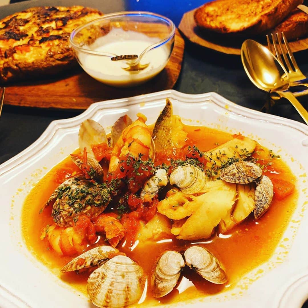 峰なゆかさんのインスタグラム写真 - (峰なゆかInstagram)「チャラヒゲの作ったブイヤベースとスペインオムレツだよ！ #cooking  #cookingathome #ブイヤベース　#スペインオムレツ　#チャラヒゲ」9月6日 23時04分 - minenayuka