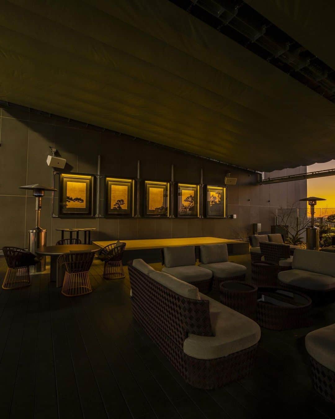 川上俊のインスタグラム：「art installation at tokyu plaza shibuya fukuras //  art installation for rooftop lounge space at new tokyu plaza shibuya fukuras (ce la vi restaurant＆sky bar) @celavitokyo   artwork & art direction: shun kawakami @shunkawakami  ptoject management: artless inc. curation: yu maruno, glmv & ntakahiro sakamoto, niken sekkei installation/construction: bikosha photography: yuu kawakami client: tokyu land sc management」