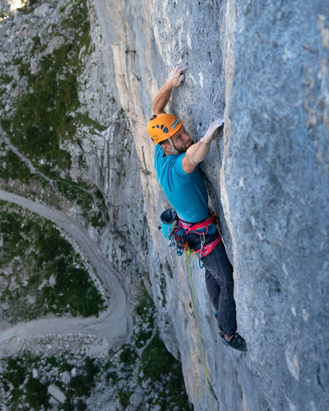 イェルネイ・クルーダーのインスタグラム：「Ellipsis, 8b+ (7b+,7a+,8a,8b+,7c) FA 🤯 Story begins back in 2018 when I teamed up with strong and visionary guys @pinticlimbs and @slod4ve . They saw a nice looking line in a steep 200 meters wall of Bila pec. They didn't know how difficult and challenging it can be, but they were sure it's not going to be save or possible without bolts. They took the alpine gear and I took the bolts and drilling tool for 3 days of work. We spent 26 (+2 additional ones) bolts including anchors and some pitons. Route seemed very challenging and I needed 2 years to find courage to come back. After 3 days of work, I came back with @urhprimozic on very good, dry conditions. First 3 pithes (7b+, 7a+ and 8a) went down pretty easy, but still I wasn't sure about 4th, hardest pitch. I gave it a go and I failed. I failed because on previous tries I was mentally and physically too tired to figure out the moves properly. This time I found perfect beta and sent it second go 😁. I still had time to finish the last 7c pitch on which I was also missing a move. I must say, I fought the most in this one, but got lucky enough I didn't fall. This was my longest big wall project, and I'm very proud I can call it a first ascent 😁. @pinticlimbs @slod4ve @urhprimozic @sonilmose thanks again for this beautiful story!!! 📸: @markgrmek 👌🏻💥 ______________________ @scarpaspa @ocun.climbing @vibram @snowmonkey」