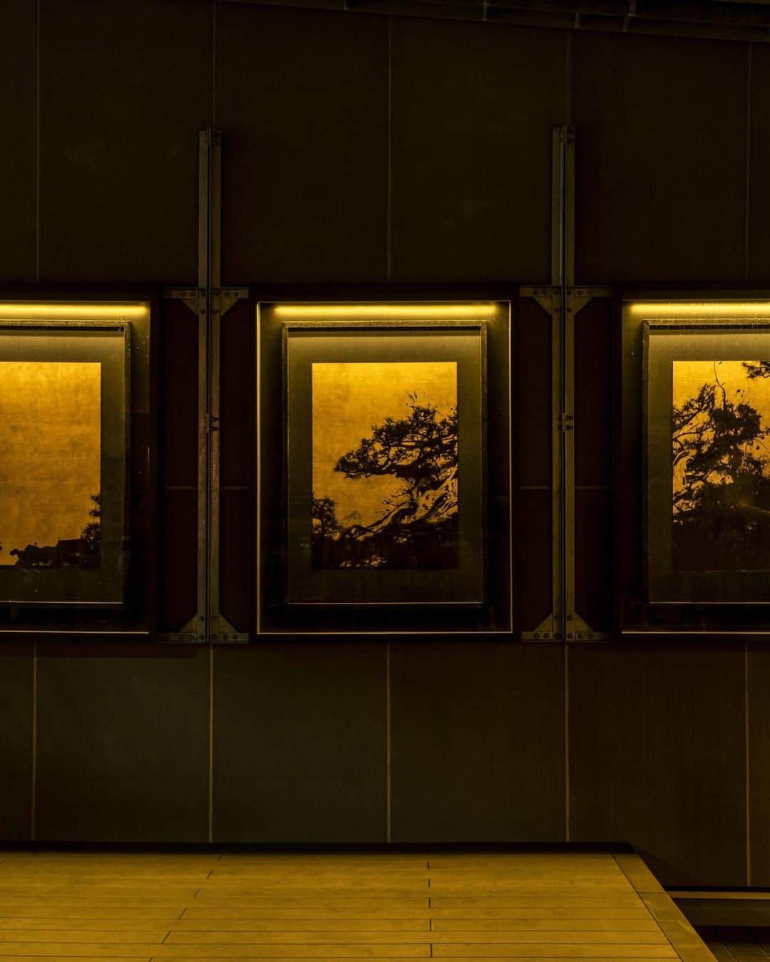 川上俊のインスタグラム：「Special printing on Japanese traditional craft gold. #craftsmanship  ー art installation at tokyu plaza shibuya fukuras //  art installation for rooftop lounge space at new tokyu plaza shibuya fukuras (ce la vi restaurant＆sky bar) @celavitokyo   artwork & art direction: shun kawakami @shunkawakami  ptoject management: artless inc. curation: yu maruno, glmv & ntakahiro sakamoto, niken sekkei installation/construction: bikosha photography: yuu kawakami client: tokyu land sc management」