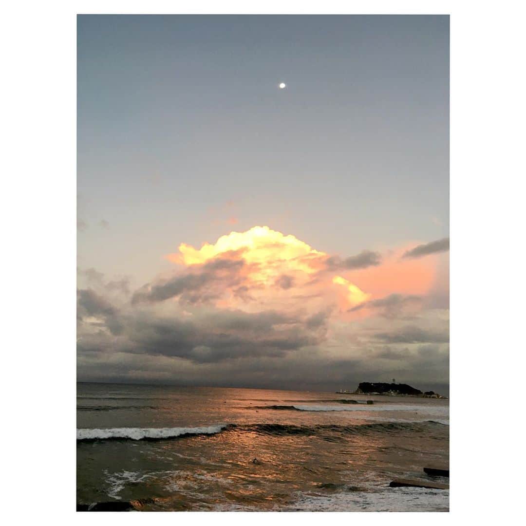丸山智己さんのインスタグラム写真 - (丸山智己Instagram)「明けたて  #夜明け #生まれたばかりの今日 #江ノ島」9月6日 23時24分 - tomomi.maruyama0327
