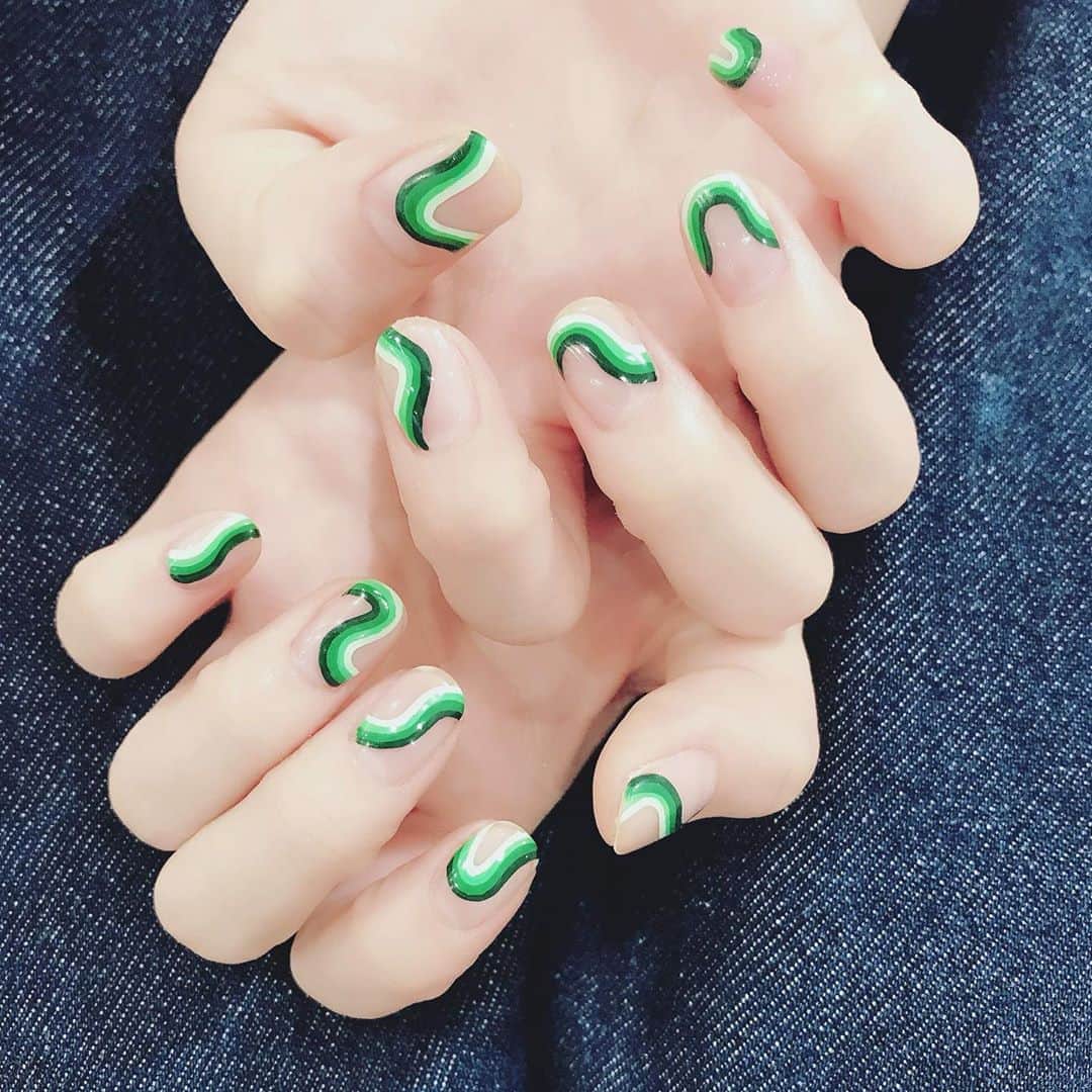 なかやまちえこのインスタグラム：「うねうねネイル🍂⠀ #nail #nails #nailart #ネイル #美甲 #ネイルアート  #japanesenailart #manucure #japanesenails #manicurist #gelnails #أظافر #네일아트 #미용 #vẽmóng #ngườiđẹp  #เพ้นท์เล็บ #искусствоногтя #artedeuñas #เพ้นท์เล็บเจล #ジェルネイルデザイン #ネイルデザイン #senikuku #nagelkunst #うねうねネイル @setoayumi」