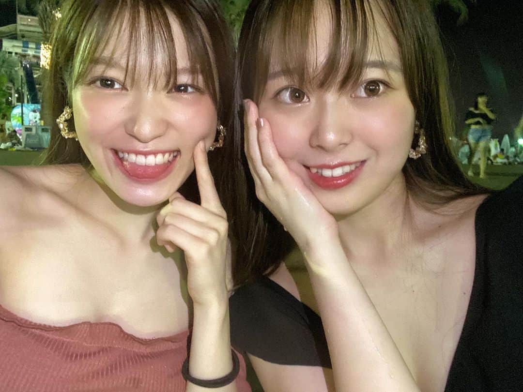 我妻美月のインスタグラム：「イヤリングおそろなの〜かわい 愛未しゃんと次はハロウィンやるからお楽しみにね🐰🖤 . . . #よみうりランド #ナイトプール   #水着 #よみらん #よみラン」