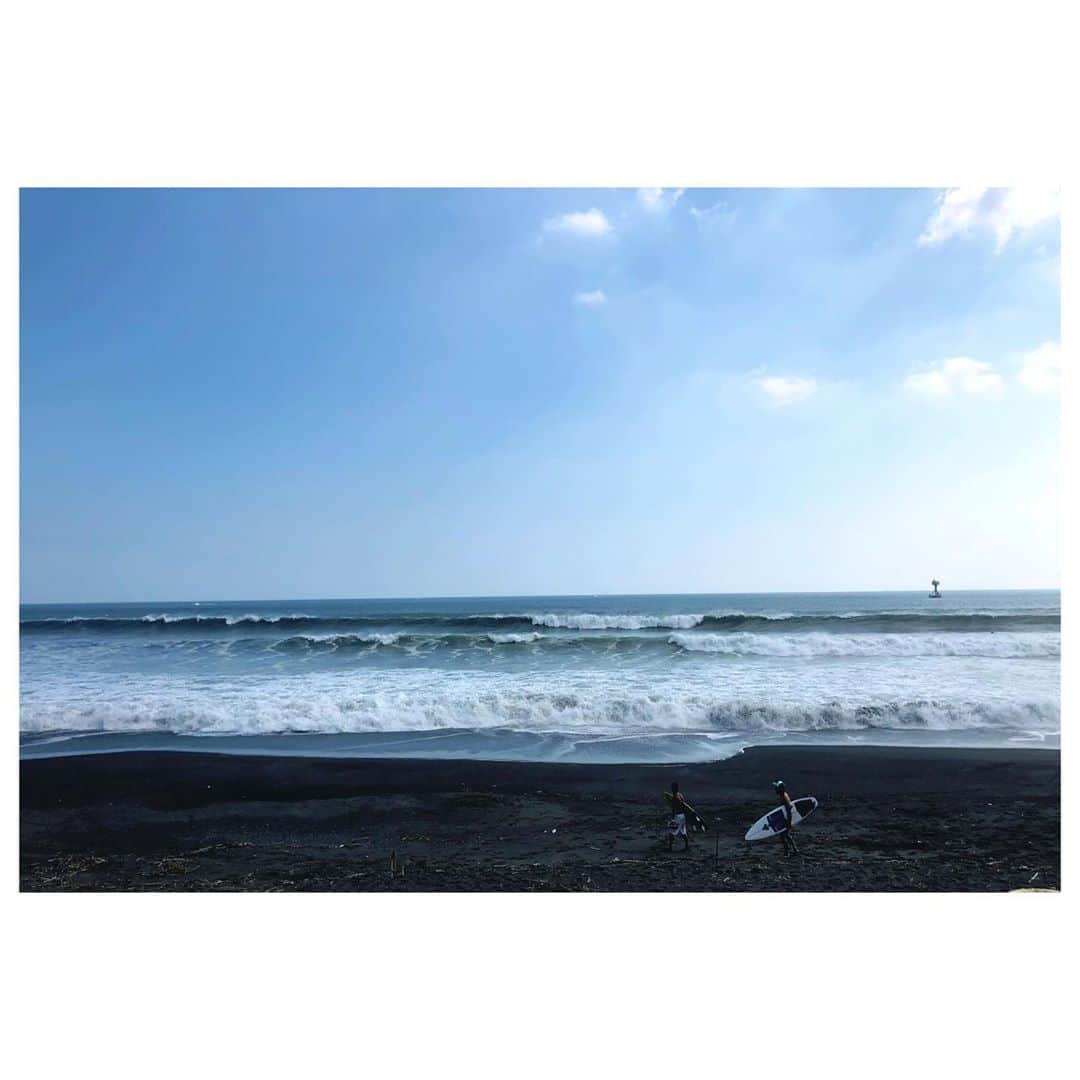 幸太さんのインスタグラム写真 - (幸太Instagram)「Love ocean ﻿ ﻿ ﻿ 週末も平日も、この1週間は﻿ よく波乗り出来ましたぁ〜🏄🏿‍♂️﻿ ﻿ ﻿ 俺が良い波に乗れたかは別として（苦笑）﻿ ﻿ 皆んなに会えて、﻿ 海に入れて、﻿ 怪我なく終えて、﻿ HAPPYな毎日でしたぁー😊﻿ ﻿ 海に一緒に過ごせた皆んな﻿ ありがとうございます🤙🏿﻿ ﻿ ﻿ ﻿ 俺らはこうやって﻿ この台風の恩恵を受けてますが、﻿ 沖縄、九州、奄美地方の仲間﻿ そしてインスタを見てくれてる皆さん﻿ ﻿ 備あれば…なはずです﻿ 皆さんが何事もなく無事に過ごせますように🌍﻿ ﻿ ﻿ #surf #ocean #beachlife #shonan #smile #tyhoonswell #happybeach ﻿ #ハッピービーチ #パラソル村 #仲間との時間 #波乗り #サーファー #モデル #ビーチツリー #地球を感じる #海のなか」9月6日 23時19分 - kotawave