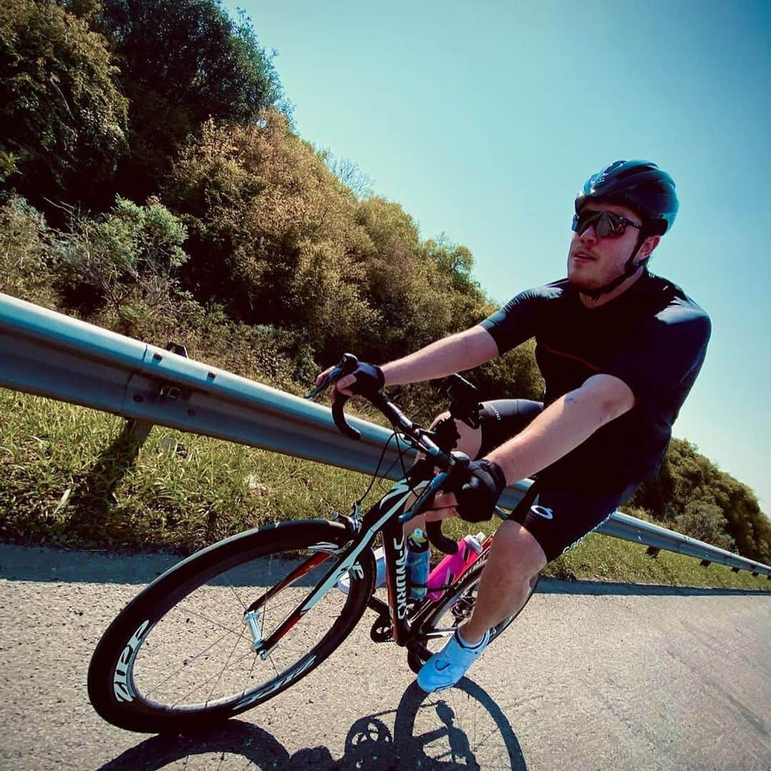 エンリケ・ロドリゲスのインスタグラム：「Primeira vez na estrada com bike de estrada e na companhia de um grande amigo! @mauriti #bikespeed #pedalroia #top #sunday」