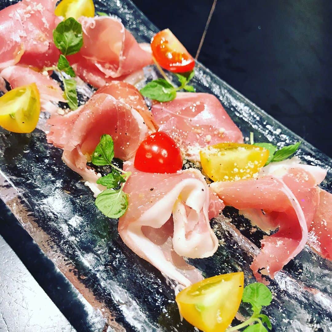 sdiningのインスタグラム：「生ハムプレート🐖 ワイン等お酒にぴったり🍷✨  #sdining#Sdining#イタリアン#オマール#オマール海老#HEP観覧車#夜景#極上夜景#パノラマ夜景#誕生日#記念日#デート#サプライズ#カップル#阪急32番街#阪急グランドビル30階#シーフード#トラットリア#梅田#大阪#生ハム」