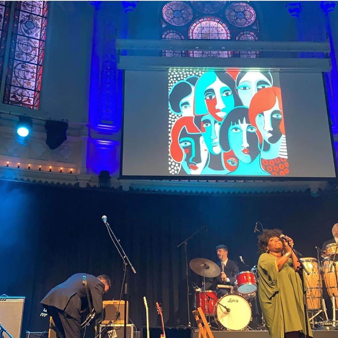 ヤナ・スクラのインスタグラム：「Vocals and backdrops, supporting the wonderful #michelledavidandthegospelsessions @paradisoadam  The best way to start a sunday morning and such an honor to hear her sing Bull’s Eye!」