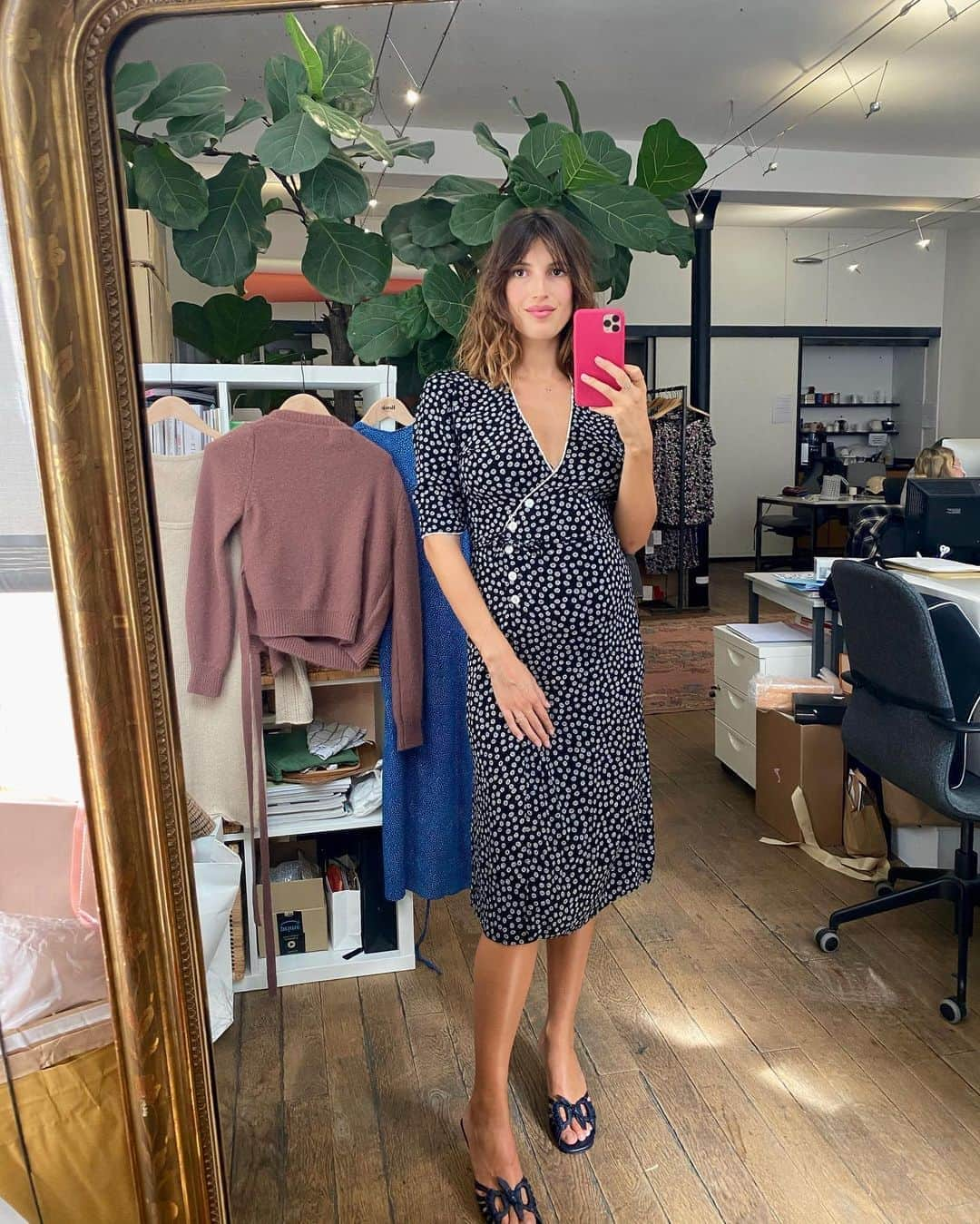 Jeanneさんのインスタグラム写真 - (JeanneInstagram)「Last week at the office - trying to fit in @rouje’s first fall drop🤰🏻 Definitely my favorite season of the year, I always want to dress classy in September! With our new collection, I wanted to share with you my essentials and timeless pieces ❤️ P.S: switching from jeans to maternity pants 🙃👖」9月6日 23時32分 - jeannedamas