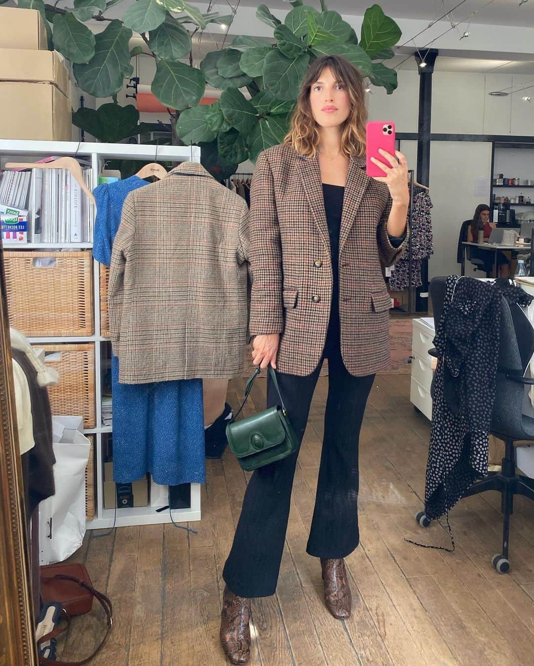 Jeanneさんのインスタグラム写真 - (JeanneInstagram)「Last week at the office - trying to fit in @rouje’s first fall drop🤰🏻 Definitely my favorite season of the year, I always want to dress classy in September! With our new collection, I wanted to share with you my essentials and timeless pieces ❤️ P.S: switching from jeans to maternity pants 🙃👖」9月6日 23時32分 - jeannedamas