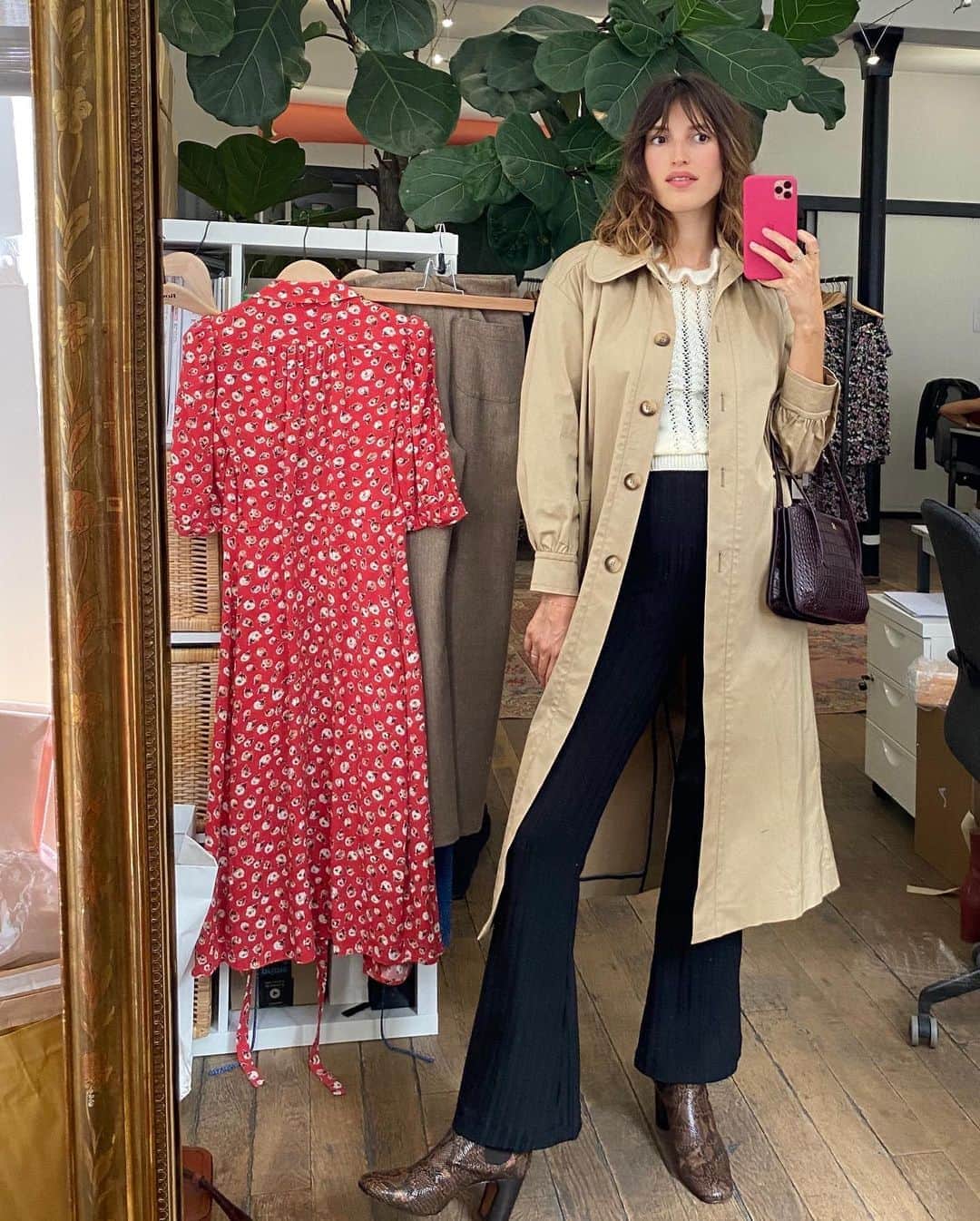 Jeanneさんのインスタグラム写真 - (JeanneInstagram)「Last week at the office - trying to fit in @rouje’s first fall drop🤰🏻 Definitely my favorite season of the year, I always want to dress classy in September! With our new collection, I wanted to share with you my essentials and timeless pieces ❤️ P.S: switching from jeans to maternity pants 🙃👖」9月6日 23時32分 - jeannedamas
