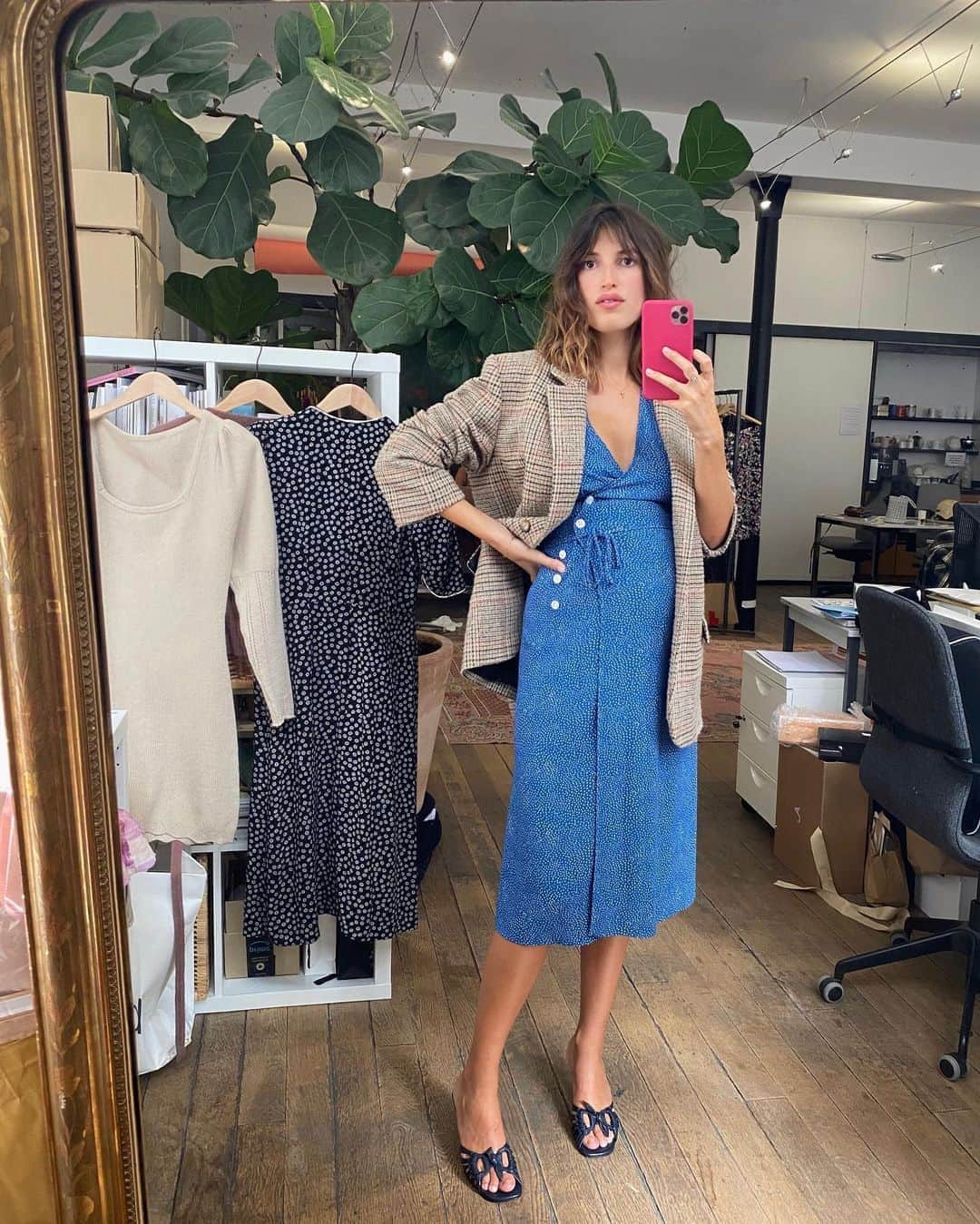 Jeanneさんのインスタグラム写真 - (JeanneInstagram)「Last week at the office - trying to fit in @rouje’s first fall drop🤰🏻 Definitely my favorite season of the year, I always want to dress classy in September! With our new collection, I wanted to share with you my essentials and timeless pieces ❤️ P.S: switching from jeans to maternity pants 🙃👖」9月6日 23時32分 - jeannedamas