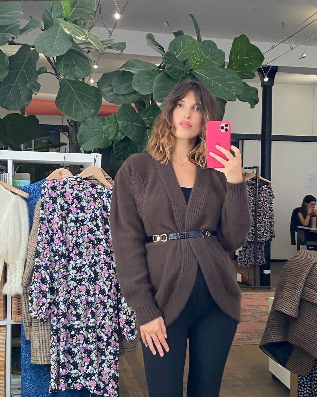 Jeanneのインスタグラム：「Last week at the office - trying to fit in @rouje’s first fall drop🤰🏻 Definitely my favorite season of the year, I always want to dress classy in September! With our new collection, I wanted to share with you my essentials and timeless pieces ❤️ P.S: switching from jeans to maternity pants 🙃👖」