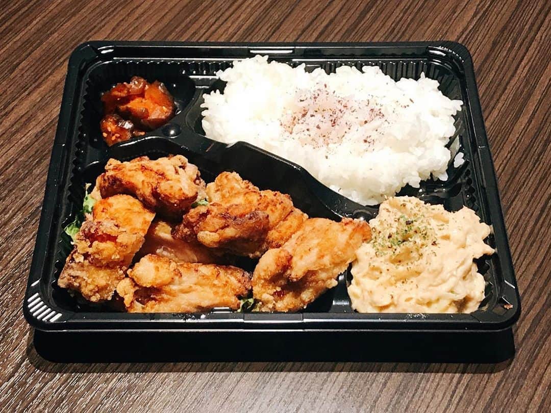 池田真一のインスタグラム：「本日もこっちこっち〜出前弁当を沢山芸人さん、スタッフさん、社員さんが注文して頂きました！ 漫才劇場の楽屋は一瞬ほとんど人がお弁当食べてくれてたんそうです😭 本当に皆さん感謝しております🙇‍♂️ これからもよろしくお願いします🙇‍♂️ 一般の方にもテイクアウト、UberEATS出来るように頑張ります！」
