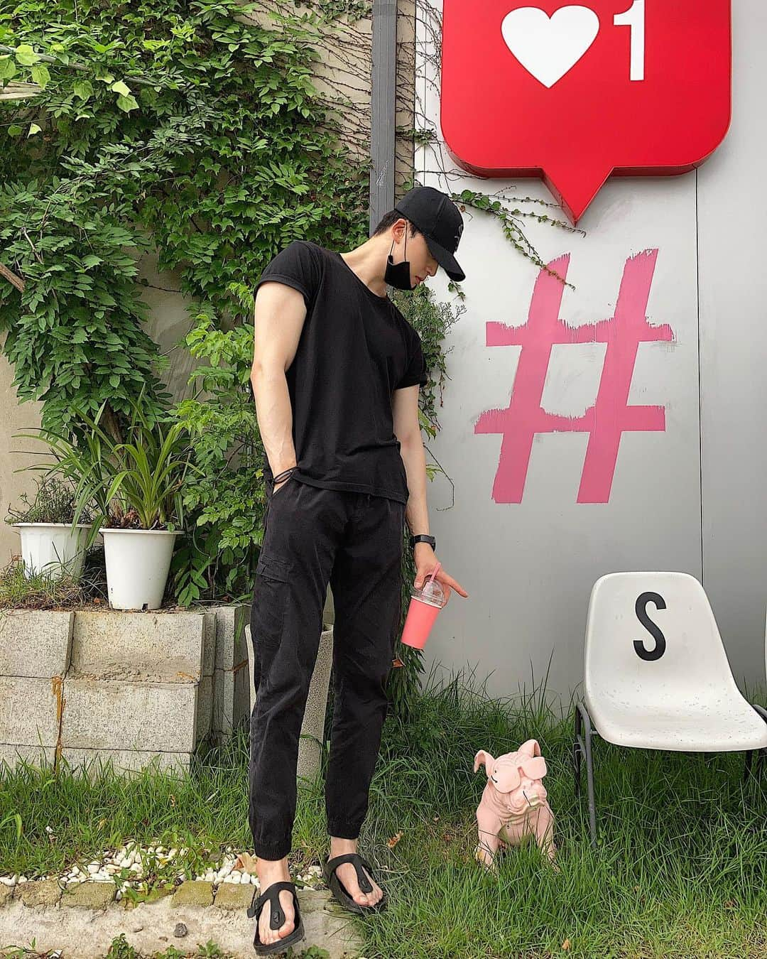 キム・カンミンのインスタグラム：「올블랙 💯 요즘 조거팬츠에 빠졌어요 ....🤦🏻🖤 #allblack #❤️ #🐶」