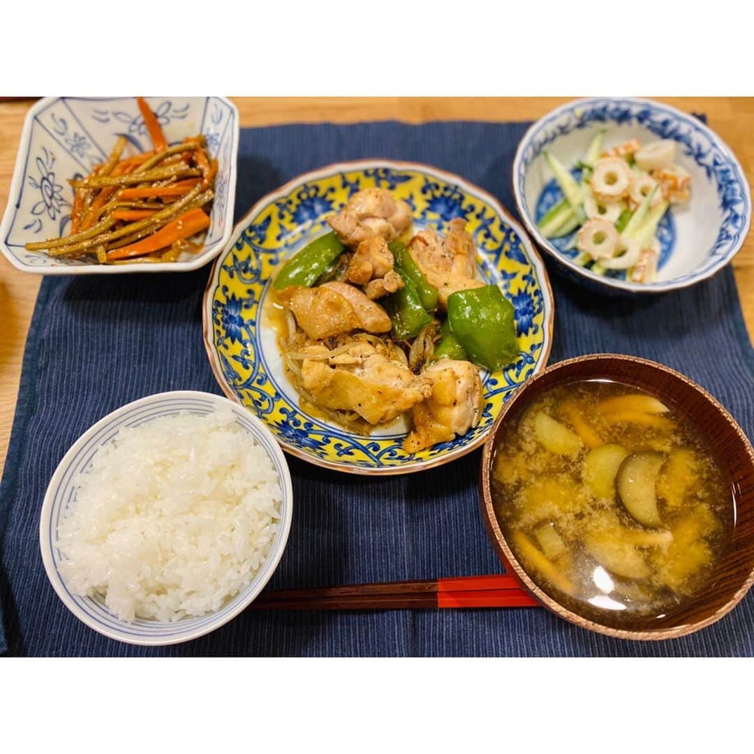 納富有沙のインスタグラム：「. No Cook, No Eat, No Life🍽💪 . . . 今日の#とみーずキッチン です😊 鶏ともやしピーマンのガーリック炒め 人参とごぼうのきんぴら きゅうりとちくわの山葵マヨサラダ 茄子としめじのお味噌汁 白ご飯 でしたー！✨ . 台風すごいですね…心配です。 みなさんしっかり備えて気を付けて過ごしてくださいね😢🙏 . . .  #cooking #cookingram #cookingathome #dinner #dinnertime #japanesefood #japanese  #japan #usa #actress  #クッキングラム #クッキング #おうちごはん #おうちご飯 #手作り #夜ご飯 #夜ご飯記録 #定食 #きんぴら #きんぴらごぼう  #とみーずキッチン」