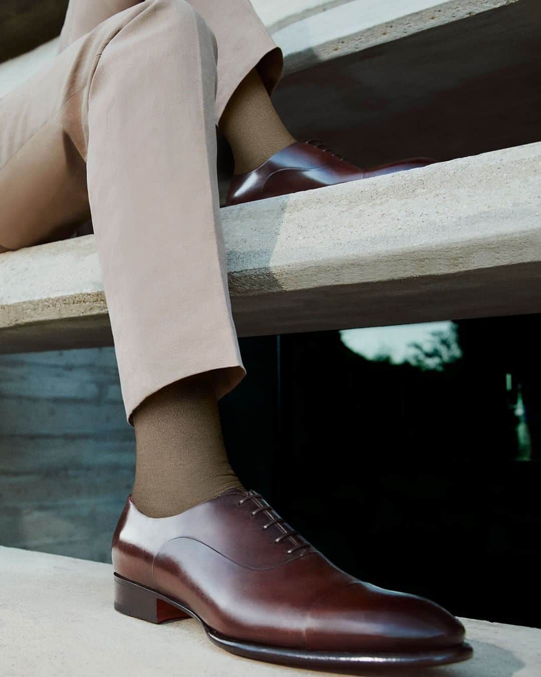 サントーニのインスタグラム：「A sleek leather lace-up, finished with the iconic Goodyear welt, the mark of impeccable craftsmanship introduce the Santoni Fall-Winter 20-21 men's collection.  #Santoni #madeinSantoni #SantoniFW20」
