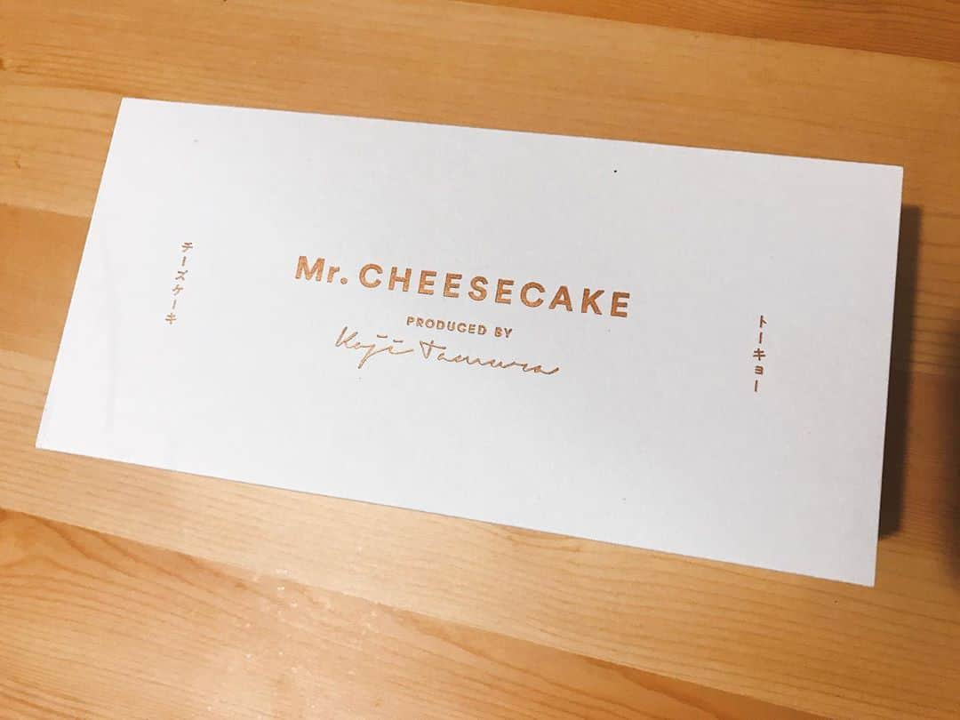 ひるいちかさんのインスタグラム写真 - (ひるいちかInstagram)「💙💙💙  前々から気になってた mr.cheesecake.tokyo のチーズケーキ✨ オンラインで買えて冷凍の状態で届くから 食べたい時に好きな分だけ♡  解凍時間によって食感や甘さが変わって とっても美味しい止まらない🥺  わたしは半解凍の状態で食べるのが一番好きです♡  すっごく濃厚なお味で、 頑張った日のご褒美にブラックコーヒーと一緒に 楽しんでます🌼  包装が可愛くて賞味期限も長いから 来客時やギフトにもおススメ💛  @mr.cheesecake.tokyo アカウントに アレンジレシピもたくさん載ってるから 今度試してみよう🌿  @moron_non  ありがとうございました💕💕  #mrcheesecake  #チーズケーキ #pr」9月6日 23時49分 - hiruichika