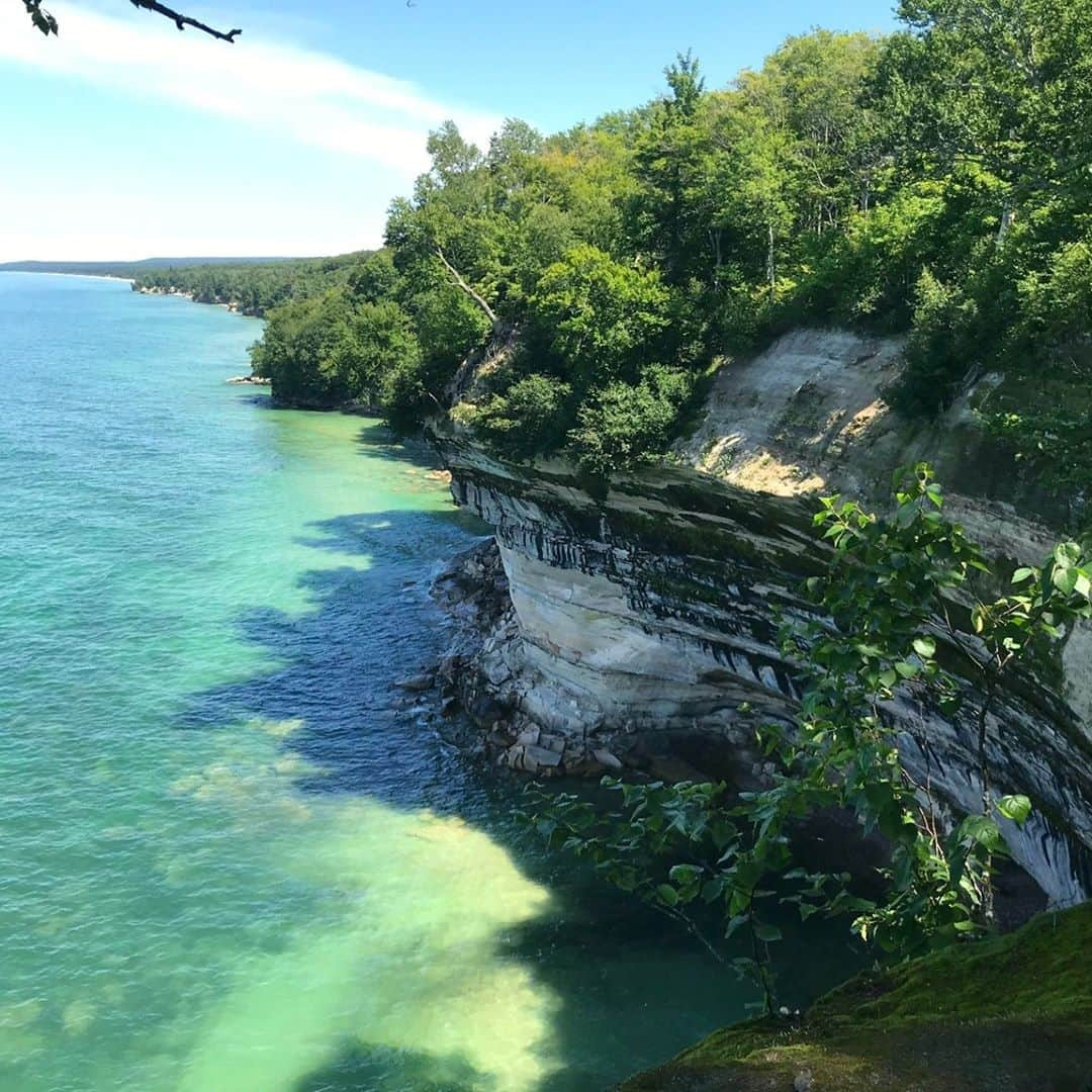 アメリカ内務省さんのインスタグラム写真 - (アメリカ内務省Instagram)「What a view! The blue-green waters of Lake Superior stretch out from the dramatic cliffs at Pictured Rocks National Lakeshore in #Michigan. #LakeSuperior is the largest, coldest and most pristine of the Great Lakes. It has the largest surface of any freshwater lake on Earth and it is the third largest lake by volume. Storms, snow, fog, humidity, temperatures and wind generated from the lake impact every park ecosystem, causing dramatic seasonal changes. The multicolored cliffs that give the park its name rise 200 feet above the lake’s turquoise waters in some places, promising amazing views. Photo @PicturedRocksNPS by National Park Service. #PicturedRocks #PureMichigan #usinterior」9月6日 23時50分 - usinterior