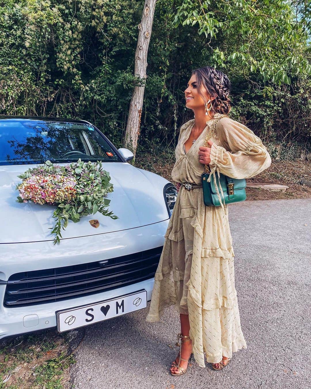 Anniのインスタグラム：「„Dear BF, he may be the love of your life, but I‘m always gonna be your soulmate 😎😂“ #Bestfriends #wedding #weddingvibes {outfit post is up on my blog} 👰🏻🤵🏻❤️——————————————————————————— • • • • •  #outfit #fashion #fashionblogger #ootd #fashionblogger_de #blogger #inspiration #inspo #girl #me #look #ig #kissinfashion #americanstyle #stuttgart #liketkit #love #germany #naturelovers」
