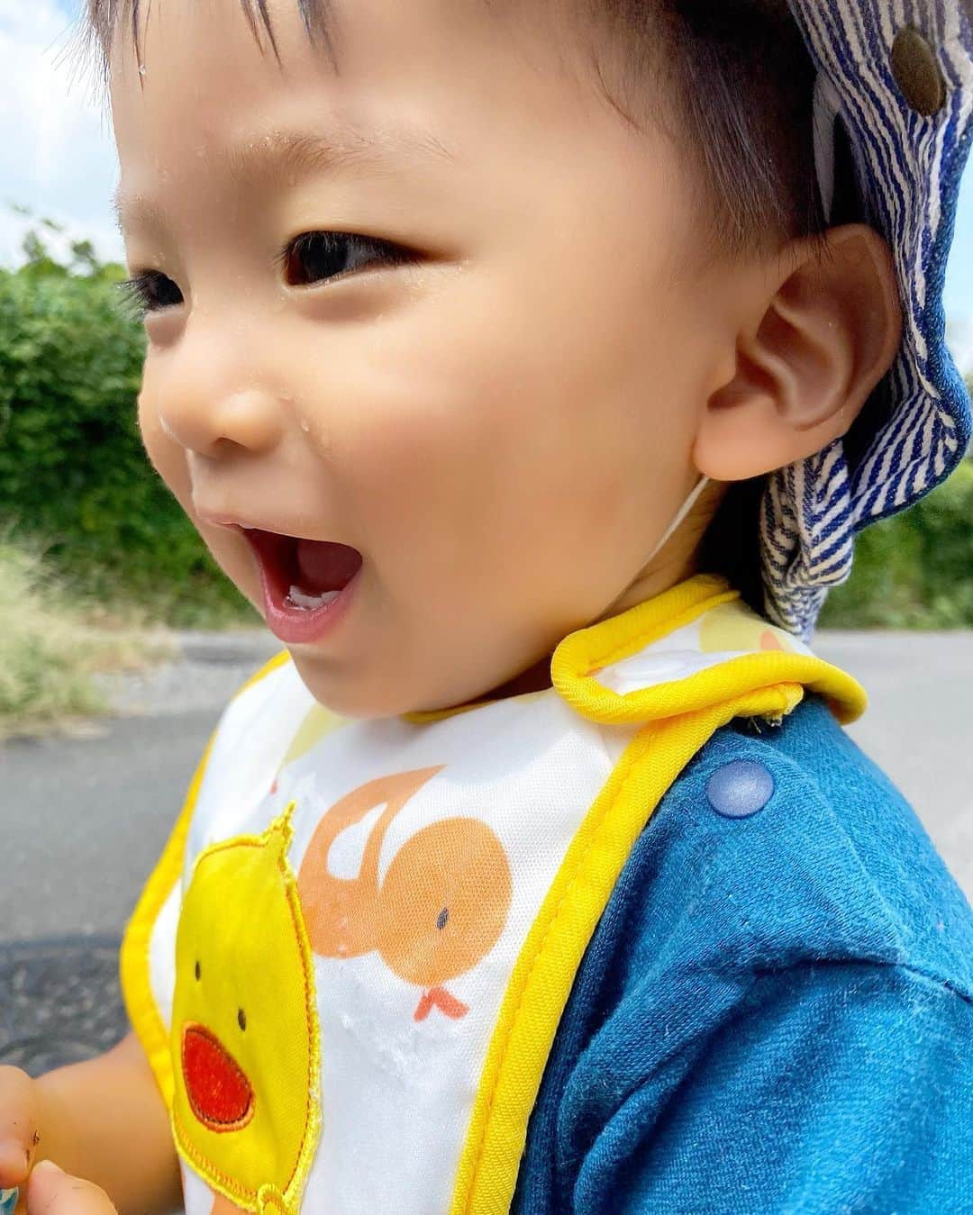 Momoeのインスタグラム：「#happy #家事 #育児 #family #家族 #boy #smile #男の子 #息子 #code #love #lucky #kids #子供 #thankyou #宝物 #ベビー #fashion #follow #心 #縁 #パパ #ママ #家族写真 #男の子ママ #赤ちゃん写真 #photo #子育て #1歳 #flower」