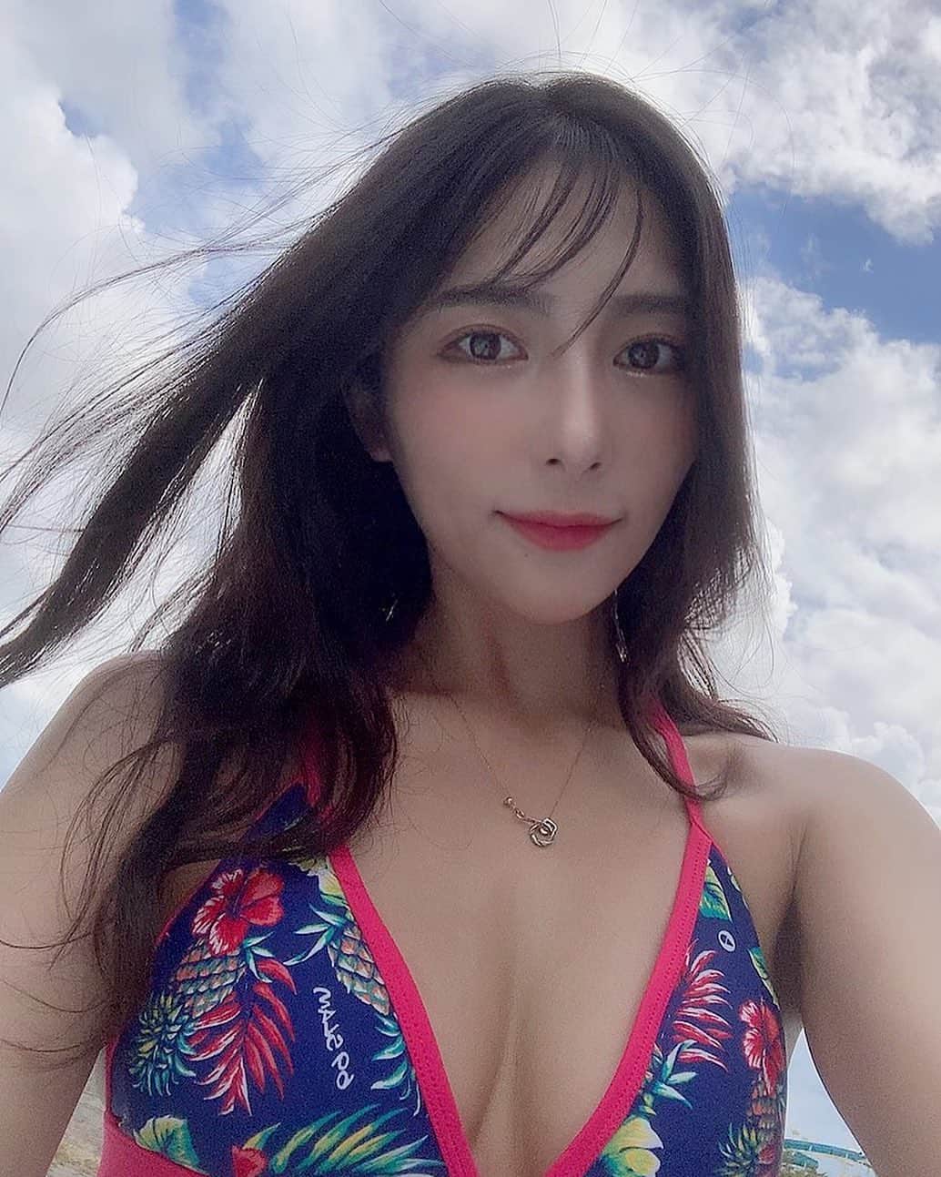 のインスタグラム：「お天気危うかったけどもってくれてよかった❤︎ お空が綺麗な瞬間に撮ったよ〜！！ 今年最後のプール👙鬼日焼けしてしまったw . . . #プール #水着 #水着美女 #水着コーデ  #instagood #ビキニ #南国 #夏 #summer #summerfashion  #自撮り #自撮り女子 #セルフィー #フォロー #フォローミー #follow #followｍe  #かわいい #cute #インスタ映え  #グラビア #グラビアアイドル #グラドル自撮り部 #インスタグラビア #近代麻雀 #近代麻雀水着祭」