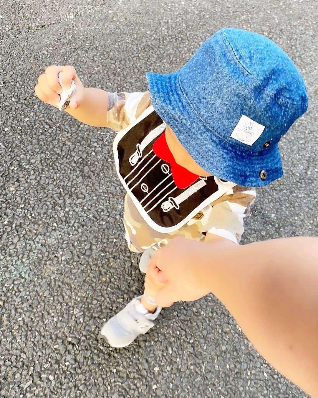 Momoeのインスタグラム：「#happy #家事 #育児 #family #家族 #boy #smile #男の子 #息子 #code #love #lucky #kids #子供 #thankyou #宝物 #ベビー #fashion #follow #心 #縁 #パパ #ママ #家族写真 #男の子ママ #赤ちゃん写真 #photo #子育て #1歳 #flower」