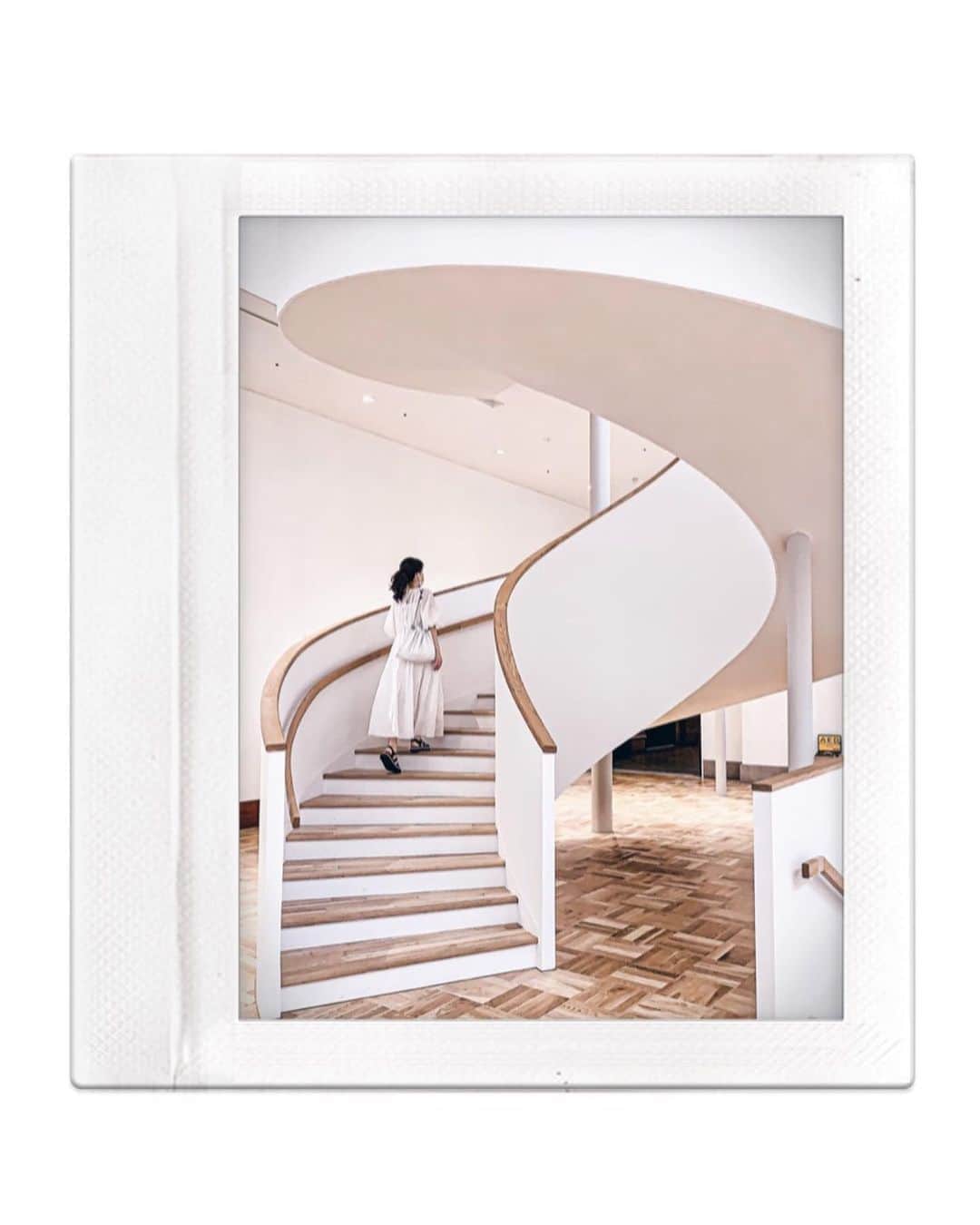 のインスタグラム：「.｡oஇ . . 京セラ美術館のぐるぐる . .  ————————————————————— 見てくださる方にプラスになる投稿をしていきます 是非いいね♡フォロー♡ よろしくお願いいたします𓅟 私の写真の編集については フォトレッスンでレクチャーをしています —————————————————————  #ceciliebahnsen#ootd#fashion#outfit#kyoto#japantrip#螺旋階段#ワンピースコーデ#京都#京都カフェ#京セラ美術館#京都カフェ巡り#今日の服 #今日のコーデ #インスタグラム#インスタ映え#インフルエンサー」