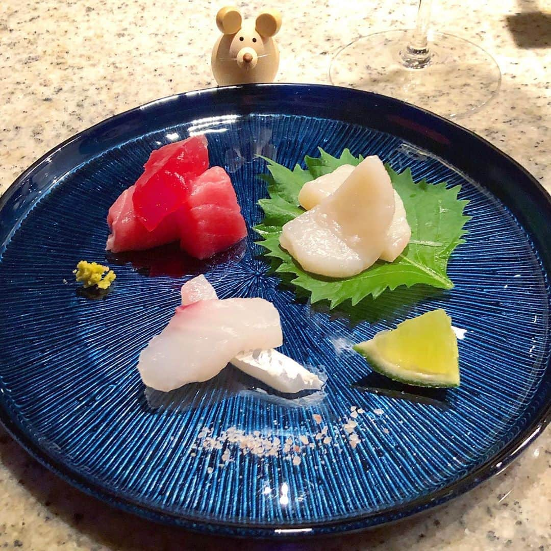 榊山敬代さんのインスタグラム写真 - (榊山敬代Instagram)「🐚🐟🐟… ・　 休日モードな土曜日は 食材買い出し出かけて 冷蔵庫へチャージの巻  昨日はお刺身コーナーにて ひときわ光っておりました  タイとマグロさんとホタテセット をまよわずつれてかえるのでした  ひと柵のお刺身が大振りでしたので 食べやすいサイズに切って盛り付け  どれも美味しかったのだけど マグロさまは今まででNo. 1 記録しましたので記念に記録  やわらかにグラデーションしていて ほどよく脂みものっていて美味なり  今朝目覚めましたら 昨夜のマグロさまは 幸せだったな〜ぁと  一晩経ちましても 余韻にひたるほど  #大変美味しゅうございました  さて最近画像の記録忘れがちで 記録画像が渋滞ぎみなのだけど 少しずつ記録してゆきたく思う  さて只今夜食タイム…🍳🙄💦… ・ ・ ・ #おうちごはん #おうち大好き #enjoyhome ・ ・ ・  ・ ・ #鯛 #Redsnapper  #ホタテ#帆立#ほたて #Scallop #マグロ #鮪 #tuna #ご馳走  #夕食 #夜食 #dinner #おうちごはん  #おつまみ #タイ  #healthy #food #seafood #osashimi #お刺身  #antipasto #artist #kitchen #cooking #日本画家 の #お料理こんなもん」9月6日 23時58分 - sakakiyamatakayo