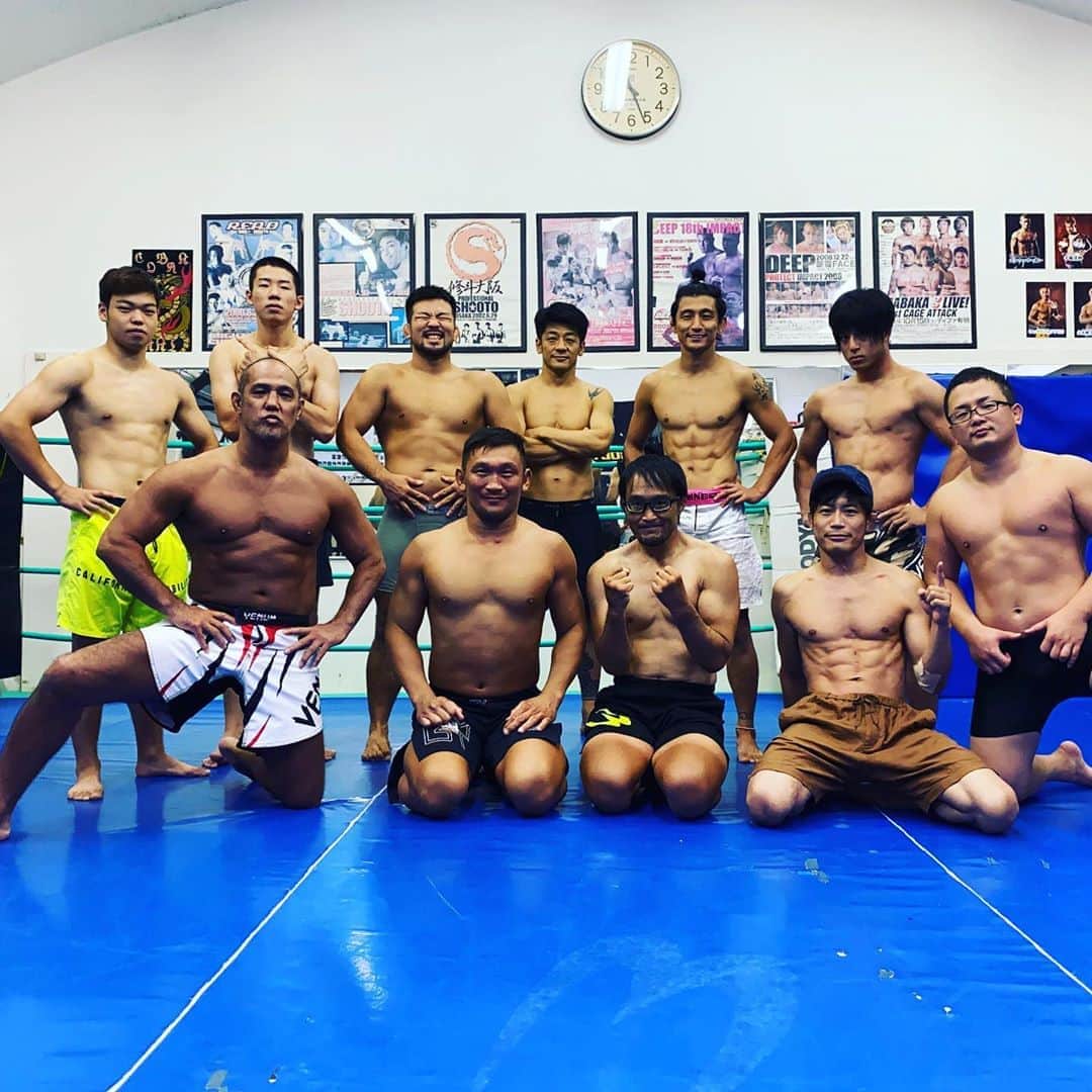 ストラッサー起一のインスタグラム：「先日、僕の元コブラ会の大先輩の花澤さんがコブラ会に練習に来てくれました。  花澤さんは僕が入会した時からずっと稽古を 付けてくれて僕に格闘技を教えてくれた方です。 ずっと花澤さんにピタっとくっついて練習したお陰で格闘技の基本のベースを作る事が出来たので感謝しかありません。  このベースがなければ今の自分は無かったと思います。  花澤さんは現役中に2人の元UFCファイターにも勝利して本当に強かった。 練習してもずっと抑え込まれた記憶しかない。  そして今は引退されて沖縄で格闘技道場スタジオ WILLさんを経営されてます。  また落ちついたら道場にも遊びに行かせて頂きたいと思います。  先日は本当にありがとうございました。  そして今も昔も花澤さんの事を尊敬しています。  おす！  #MMA #総合格闘技 #格闘技 #キックボクシング #トレーニング」