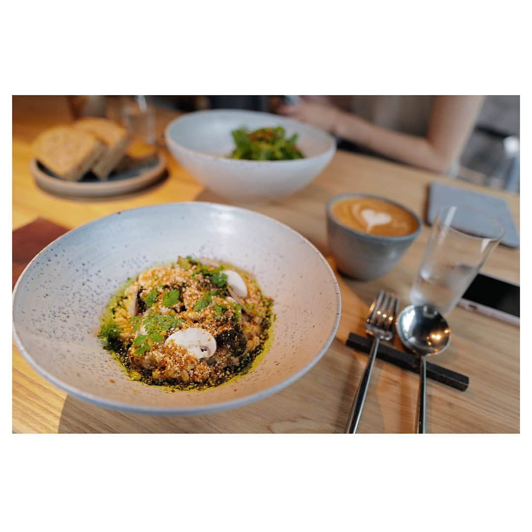 土井地恵理子さんのインスタグラム写真 - (土井地恵理子Instagram)「・ 可愛い2人と  青山のTHREEにてLunch◡̈❤︎ ・ 身体も喜ぶorganicフードは ほんとに美味しくて 見た目にも美しかった✨ また行きたいお店リスト入りました🙌🏻 ・ ・ 同年代のママtalk たくさん情報ももらって 言いたい放題喋り倒す🤣 可愛い人に会うと キレイの努力のモチベーションも上がる❤︎ あー楽しかった😍 ・ thanx🦋 @chinatsu614 @kusayuu  ・ ・ #threeaoyama #revivekitchen #aoyama #青山 #表参道 #organic #vegetarian #vegan」9月7日 0時07分 - ericodoiji