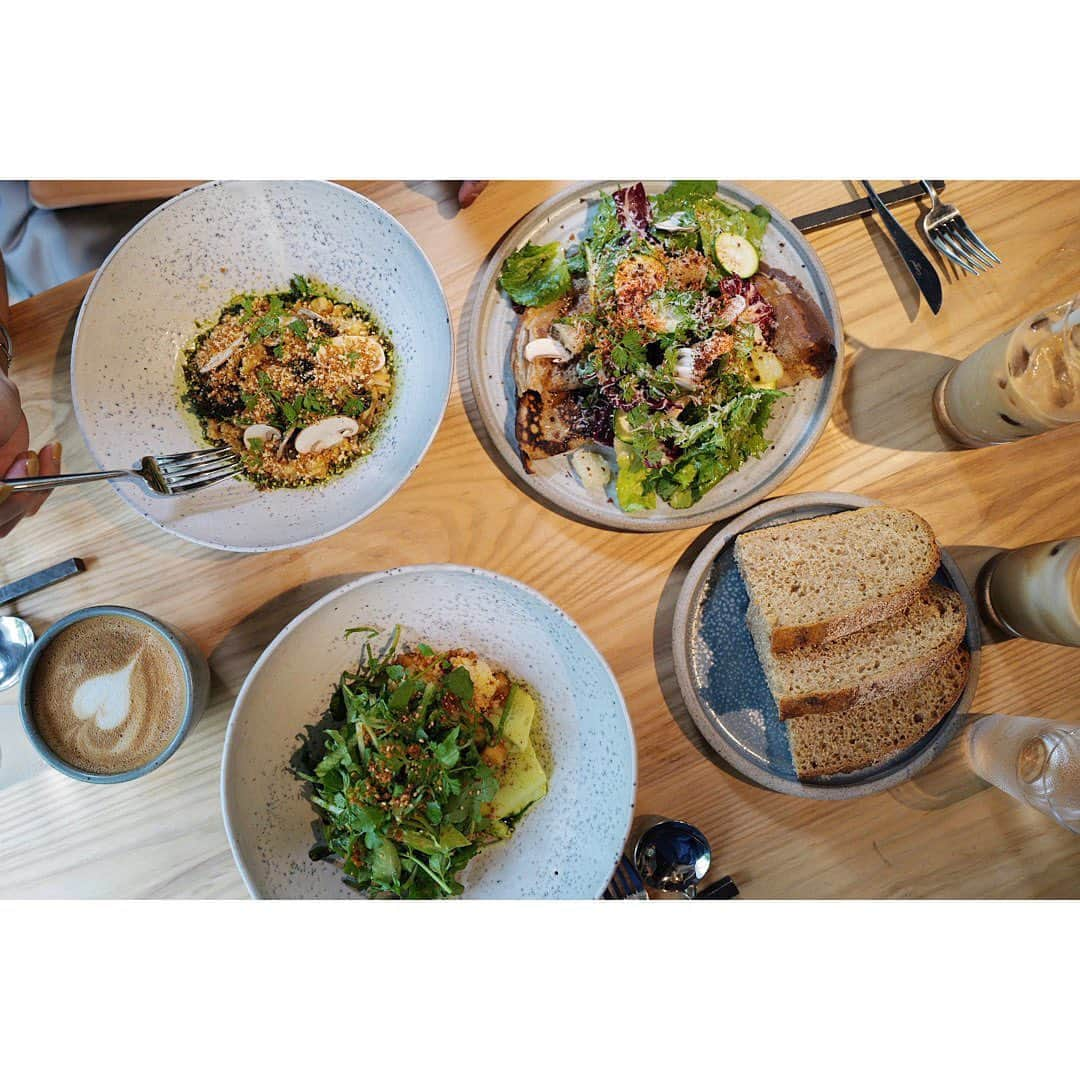 土井地恵理子さんのインスタグラム写真 - (土井地恵理子Instagram)「・ 可愛い2人と  青山のTHREEにてLunch◡̈❤︎ ・ 身体も喜ぶorganicフードは ほんとに美味しくて 見た目にも美しかった✨ また行きたいお店リスト入りました🙌🏻 ・ ・ 同年代のママtalk たくさん情報ももらって 言いたい放題喋り倒す🤣 可愛い人に会うと キレイの努力のモチベーションも上がる❤︎ あー楽しかった😍 ・ thanx🦋 @chinatsu614 @kusayuu  ・ ・ #threeaoyama #revivekitchen #aoyama #青山 #表参道 #organic #vegetarian #vegan」9月7日 0時07分 - ericodoiji