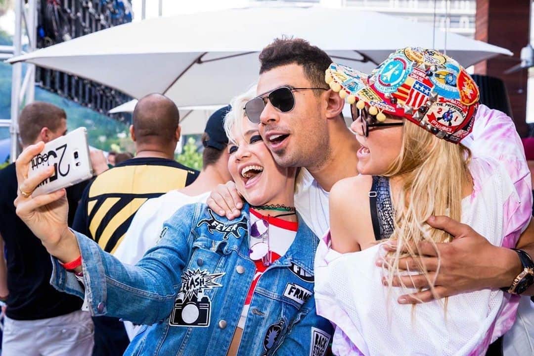NERVOさんのインスタグラム写真 - (NERVOInstagram)「Cuddly #selfiesunday with our brobro @afrojack #untilwehugagain 🤗🤗📸📸 can you guys name the tracks we’ve collabed together? ⬇️」9月7日 0時08分 - nervomusic