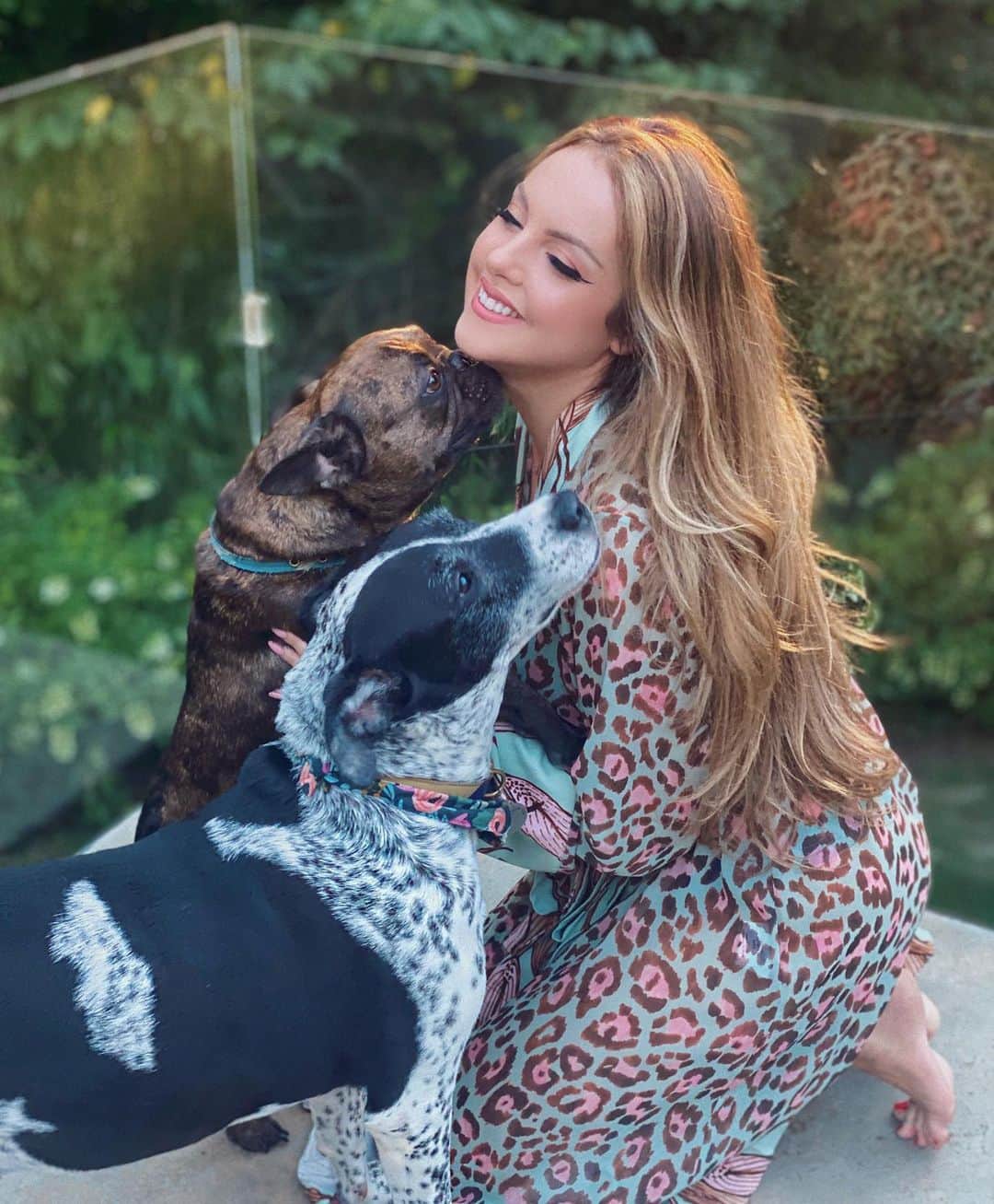 エリザベス・ギリースのインスタグラム：「Hope everyone is having a lovely Labor Day Weekend. I’m lucky to be spending it with my children. They’re happy Mommy is blonde now because it makes her seem less intimidating, whatever that means. I’m not sure if I agree but I do trust my children. They always know how to make me smile! Apologies for the intense scowl in the final frame, my youngest had the nerve to bark in my face and I was having none of it. Children can be awful sometimes.」