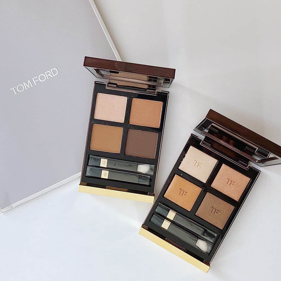 Mameのインスタグラム：「#tomford のベージュ系アイパレット🎨 マスク生活、アイメイクくらい楽しみたくて😆💕 上品な輝きで自然なグラデーションも簡単で気に入っています✨ 右:アイカラー　クォード　04A 左:アイカラー　クォード　28 #秋メイク　#tomfordbeauty」
