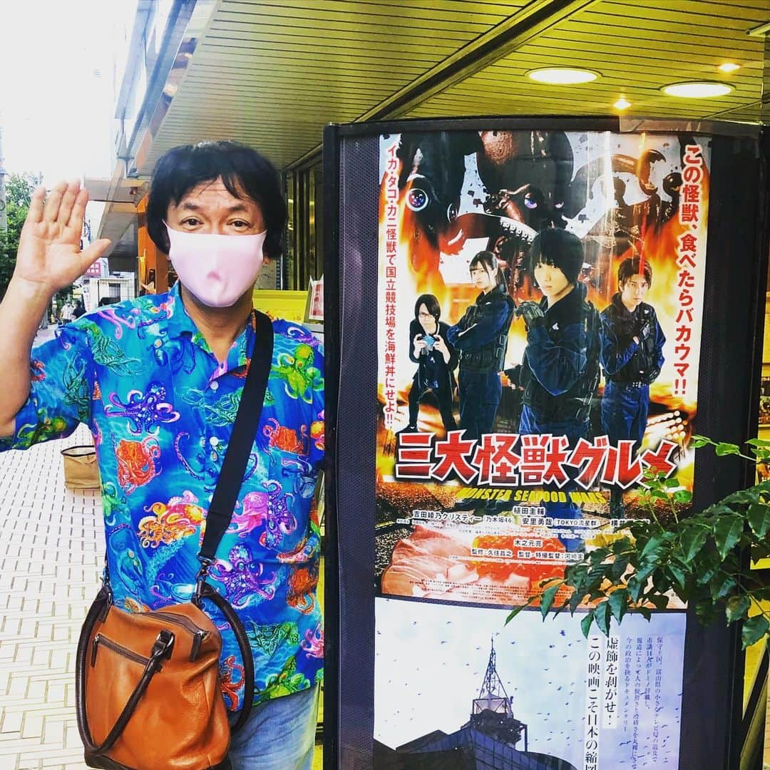 河崎実さんのインスタグラム写真 - (河崎実Instagram)「映画『#三大怪獣グルメ』 横浜シネマジャック＆ベティの舞台挨拶きてくれた皆さんありがとうございます。サイン会でいろんな方から感想もらえていいエネルギーもらいました。映画愛に溢れた三大怪獣グルメコーナーにもヒデキカンゲキ！上映は9月11日(金)まで。連日19:35〜21:05 #横浜シネマジャックアンドベティ  #河崎実　#三大怪獣グルメ　#黄金町　#横浜　#映画」9月7日 0時03分 - kawasakiminoru