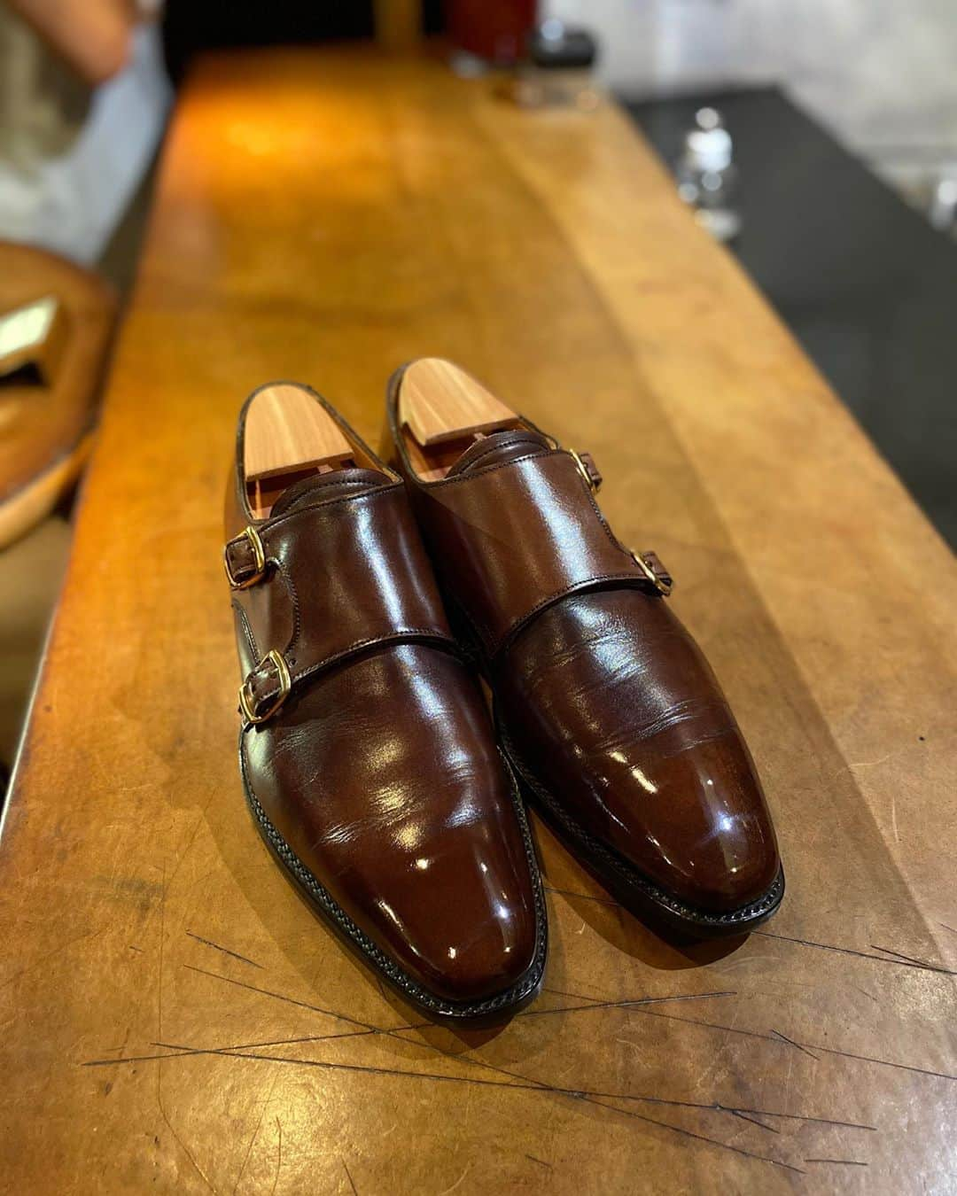 Yuya Hasegawaさんのインスタグラム写真 - (Yuya HasegawaInstagram)「@cheaney.jp  各パーツが色ムラになっているのを敢えて強調するように磨いて仕上げました。世界に一足だけの靴に仕上げる事が出来たら楽しいですよね😊人も靴も磨かないとくすむ。さぁ常に磨き続けよう！！  Shoeshined and finished to emphasize the uneven color of each part.  It would be fun if we could make only one pair of shoes in the world.  Let's keep shoeshining!!!  #cheaney #brifth #shoeshine #靴磨き」9月7日 0時05分 - yuya.hasegawa.brift.h