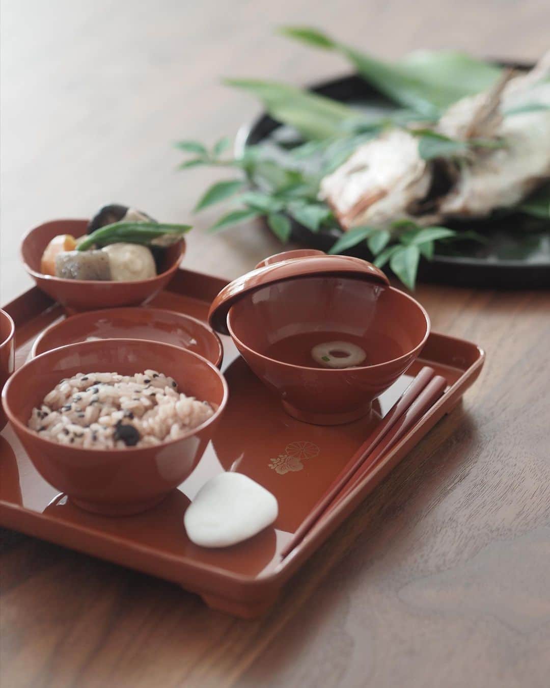 大橋菜央さんのインスタグラム写真 - (大橋菜央Instagram)「The celebratory meal is in the traditional “one soup and three dishes” style and generally consists of rice with red beans, whole grilled fish, soup, and nimono.﻿ ﻿ ﻿ ﻿ ばーちゃんが担当してくれた祝膳♡﻿ ﻿ 尾頭つきの鯛は調達するのも焼くのも難しいなと﻿ 近所のテイクアウト弁当が美味しい定食屋さんのおばちゃんに相談したら﻿ なんと焼いてくれた🥺✨﻿ ﻿ ﻿ ﻿ ﻿ #お食い初め #100daysold #生後100日﻿ #生後3ヶ月 #5月28日生まれ #annbabyliving」9月7日 0時05分 - naoliving