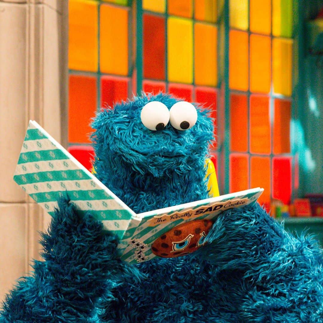 セサミストリートさんのインスタグラム写真 - (セサミストリートInstagram)「Starting our Sunday on Sesame Street with a few good books to celebrate #ReadABookDay!」9月7日 0時09分 - sesamestreet