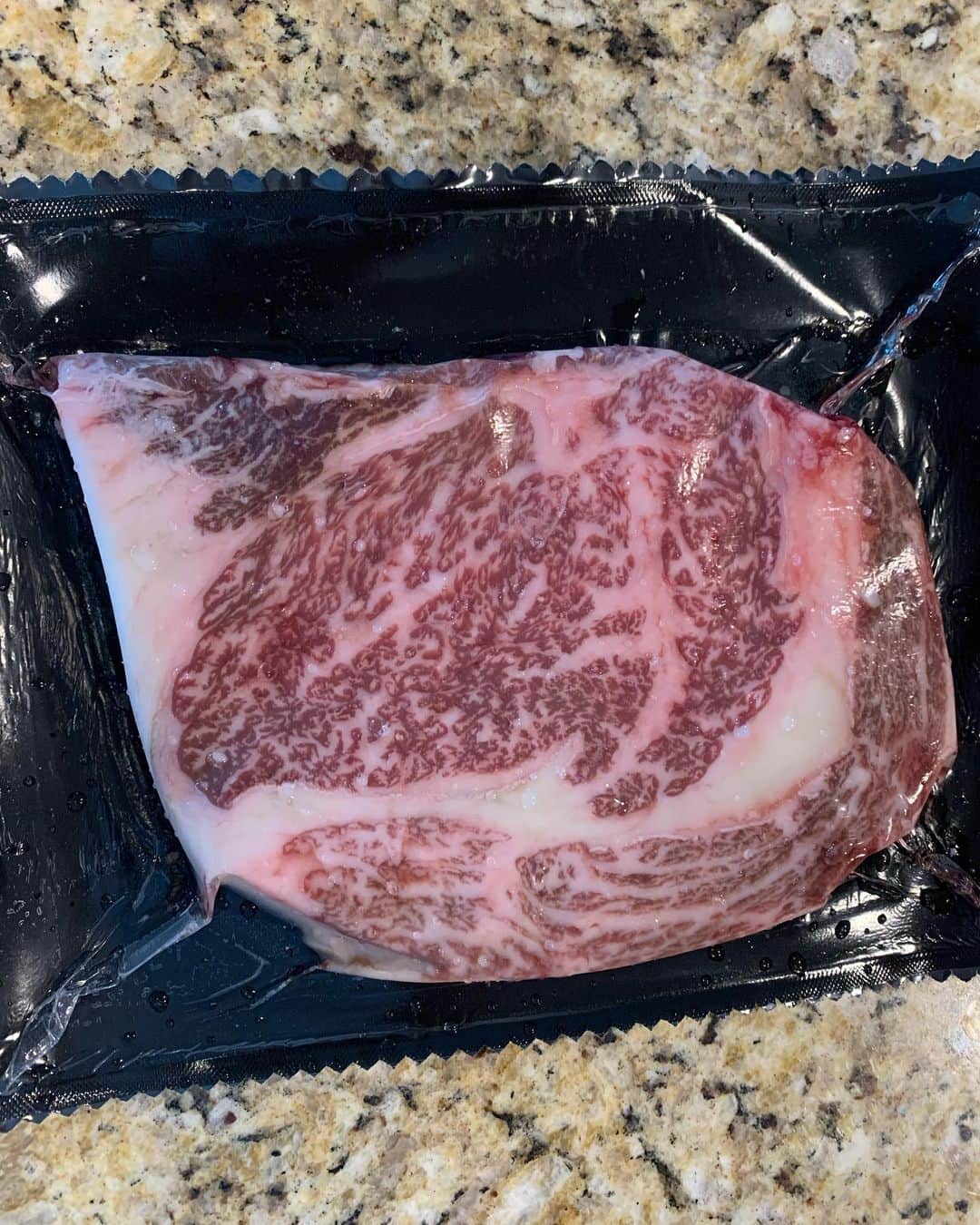 Jaeyoon Choiのインスタグラム：「끈질기게 두달간 계속 뜨는 A5 일본 와규 광고와의 싸움에서 져서 결국 결제해서 먹었다 (배불리 먹고 자는데도 광고는 계속 뜬다)」