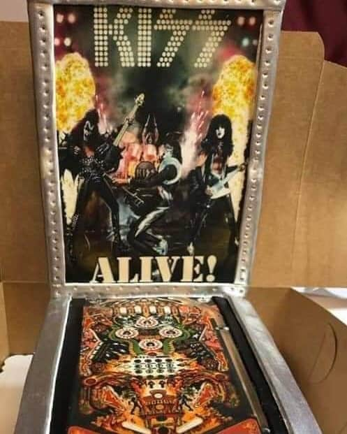 KISSさんのインスタグラム写真 - (KISSInstagram)「#KISSFamilies rock! Check out this amazing #KISS birthday cake that Billy Allen received from his wife & daughters for his 50th birthday. WOW. Happy birthday!」9月7日 0時12分 - kissonline