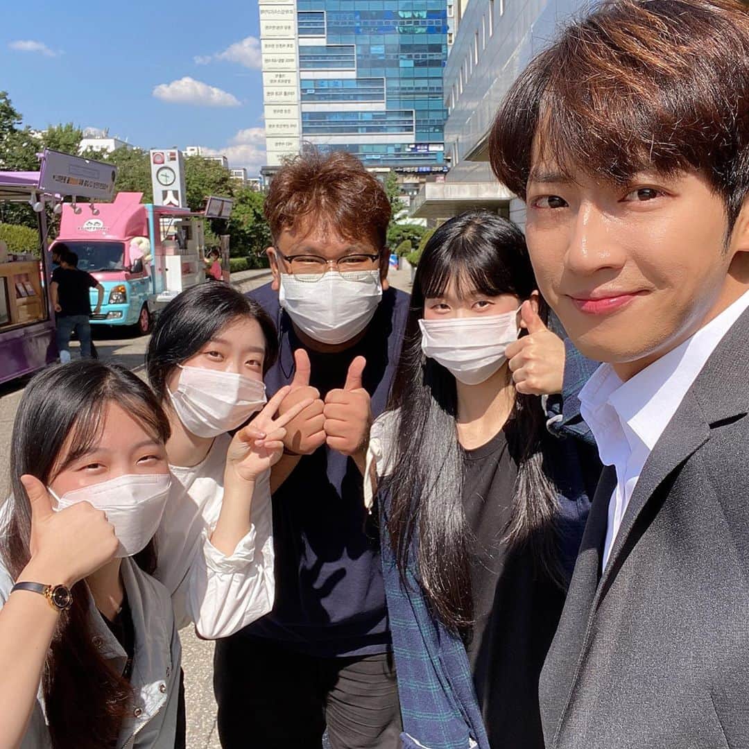 イ・サンヨプのインスタグラム：「#한번다녀왔습니다 규진이네 커피차 감사해요. 이제 정말 얼마 안남았네요..」