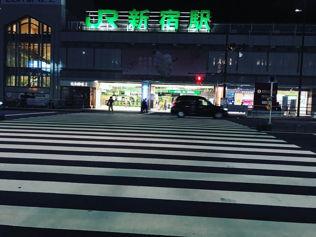 のインスタグラム：「【新宿　＝　新祝★ 】  午前０時。 　この時間の新宿て  人がいなくて1番好きなのよね。つい歩いて元の家に  帰ってしまいそうになる。 ☺︎ TOKYOも、あとわずかかも？  と、20年すごしたばしを、あと2年をとりあえず締切に過ごしてみる*☻-☻*  #TOKYO #新宿　#新宿三丁目　#東京　#毎日が旅歩き　#景色　#東京散歩 #tokyoviews #感謝」