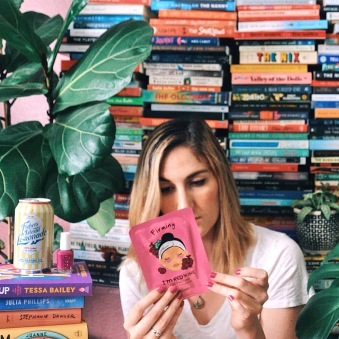 TONYMOLY USA Officialさんのインスタグラム写真 - (TONYMOLY USA OfficialInstagram)「Happy #NationalReadABookDay! 📚@bookishmadeleine Get up to 30% off select sets like our eye patch set this weekend only on tonymoly.us with code LABORDAY  #xoxoTM  #TONYMOLYnMe」9月7日 0時19分 - tonymoly.us_official